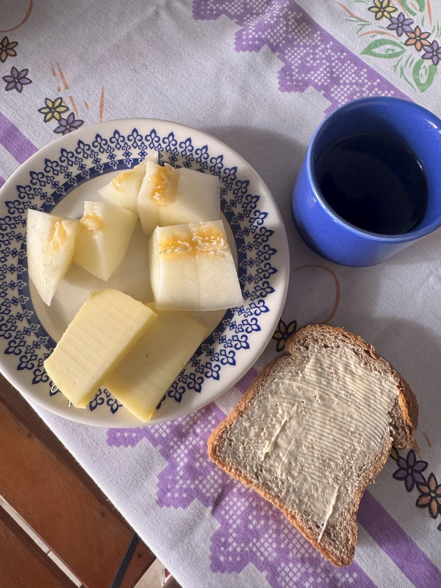Café com pão e melão