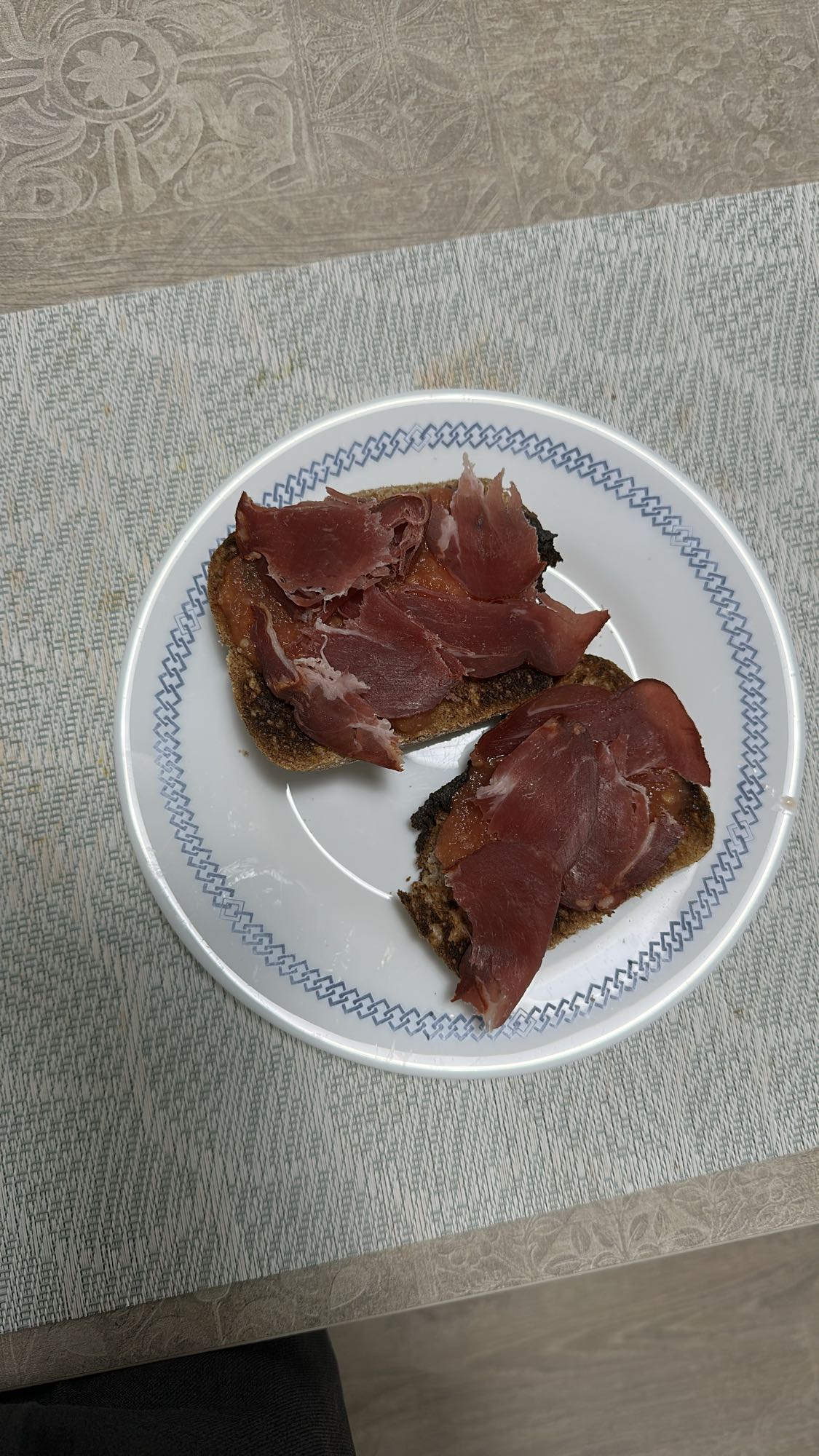 Tostadas con lomo, tomate y yogur proteico con fresas