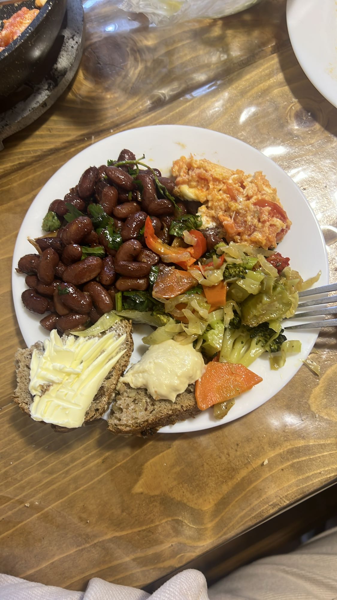 Овощи, фасоль и хлеб