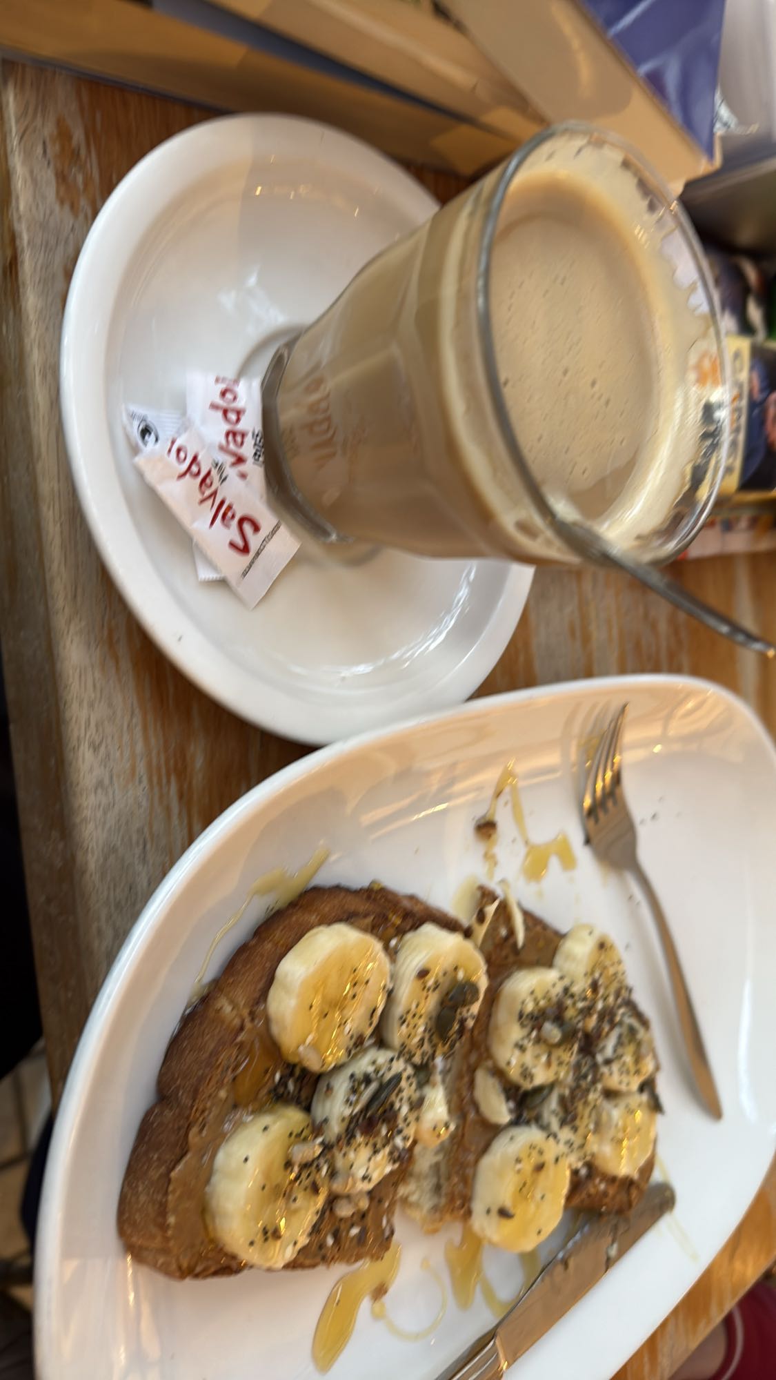 Tostada con plátano y café