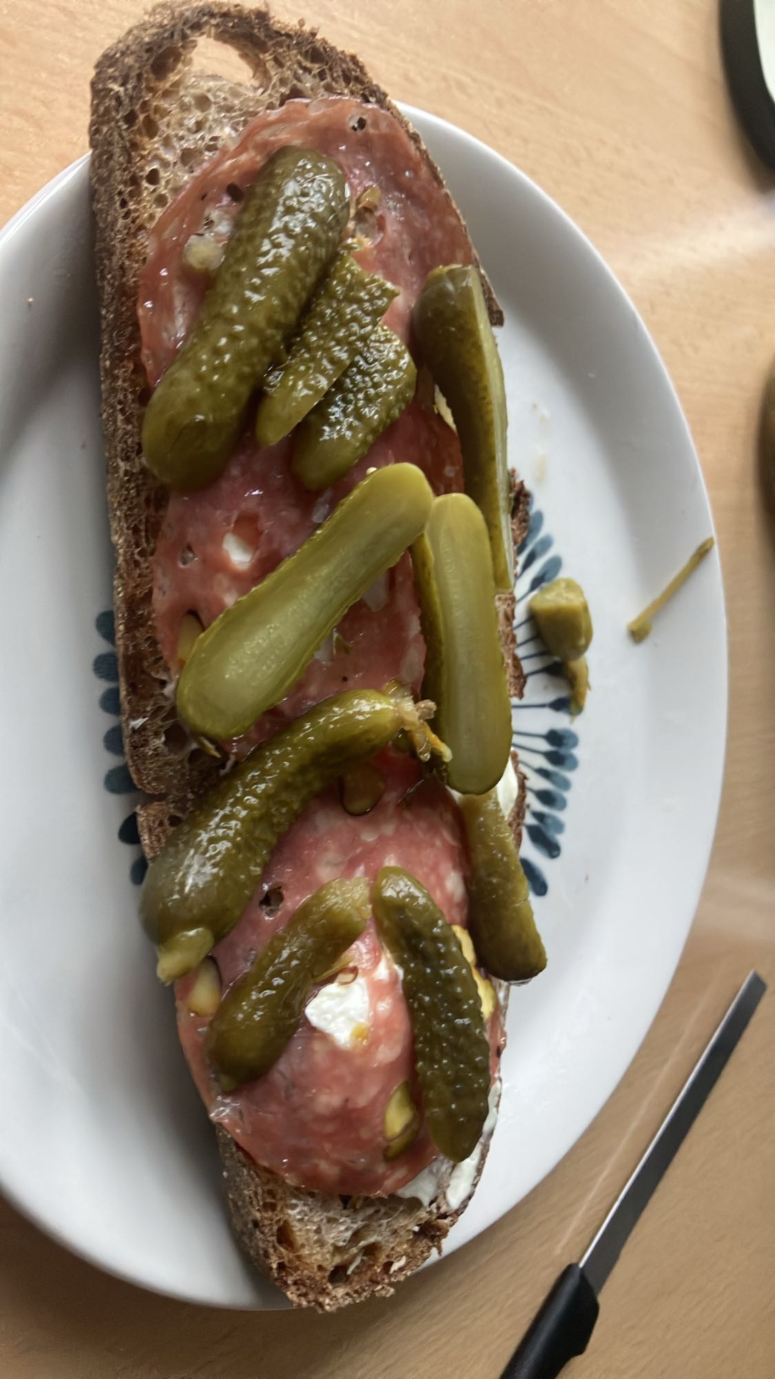 Torrada com salame e picles