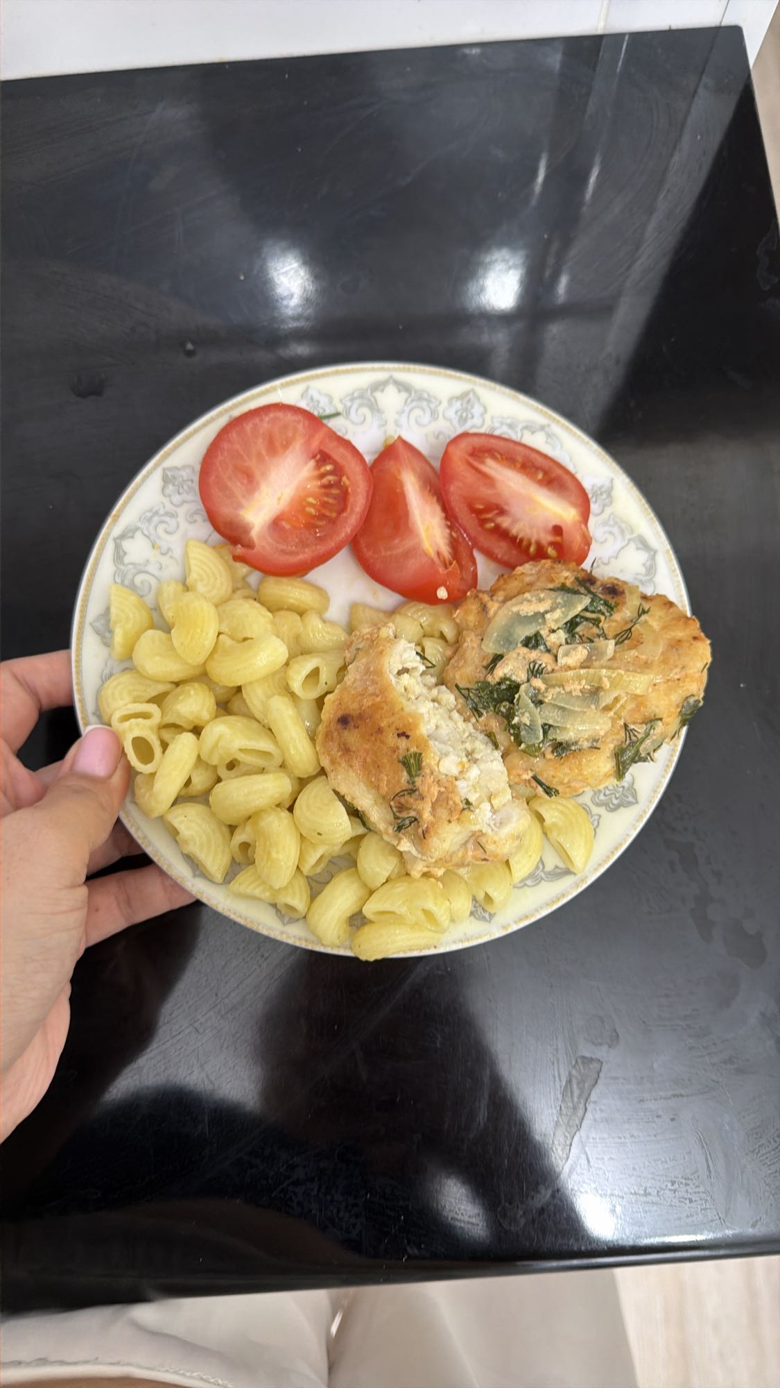 макароны с котлетой и томатом