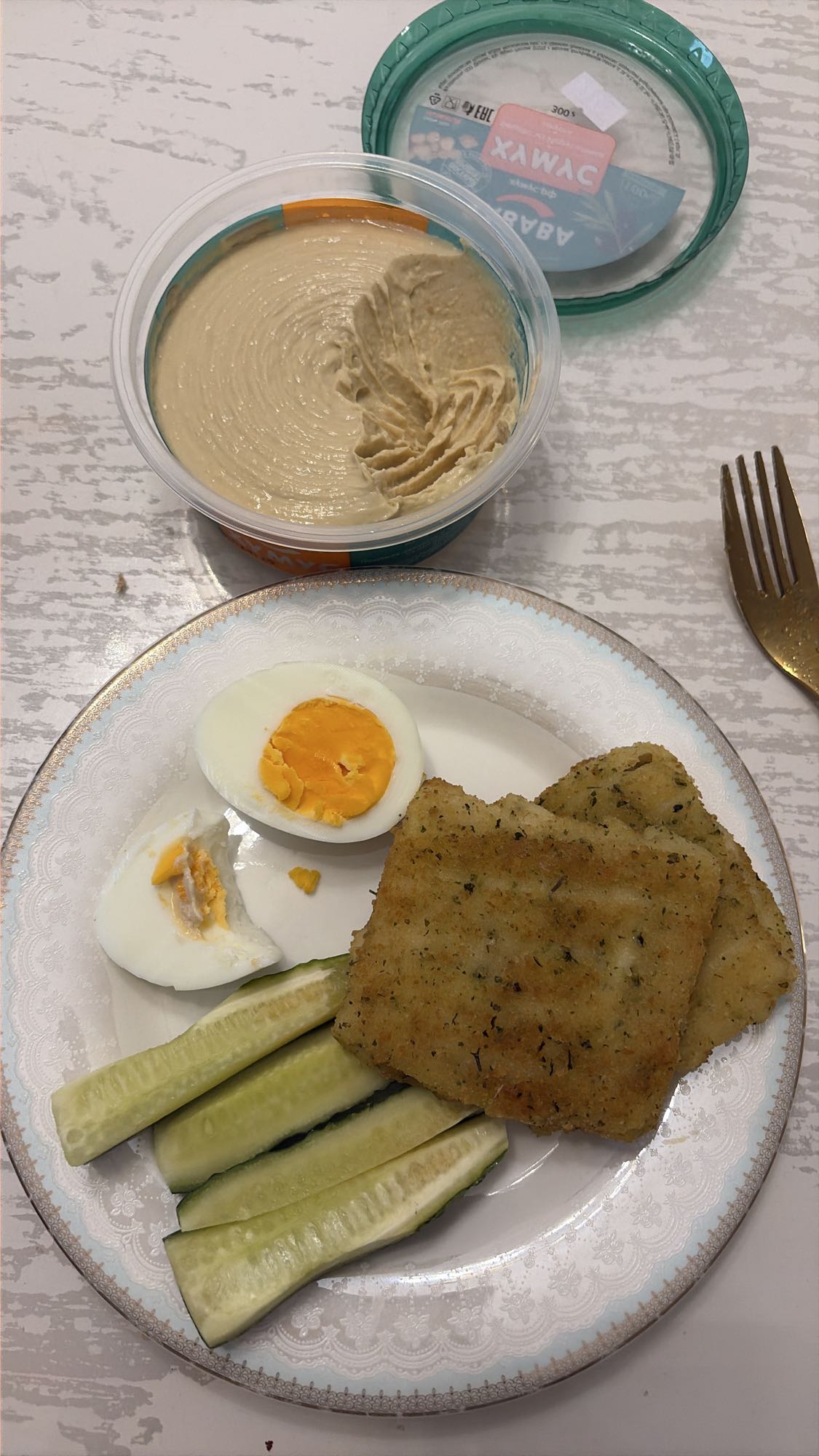 Завтрак с хумусом и яйцом