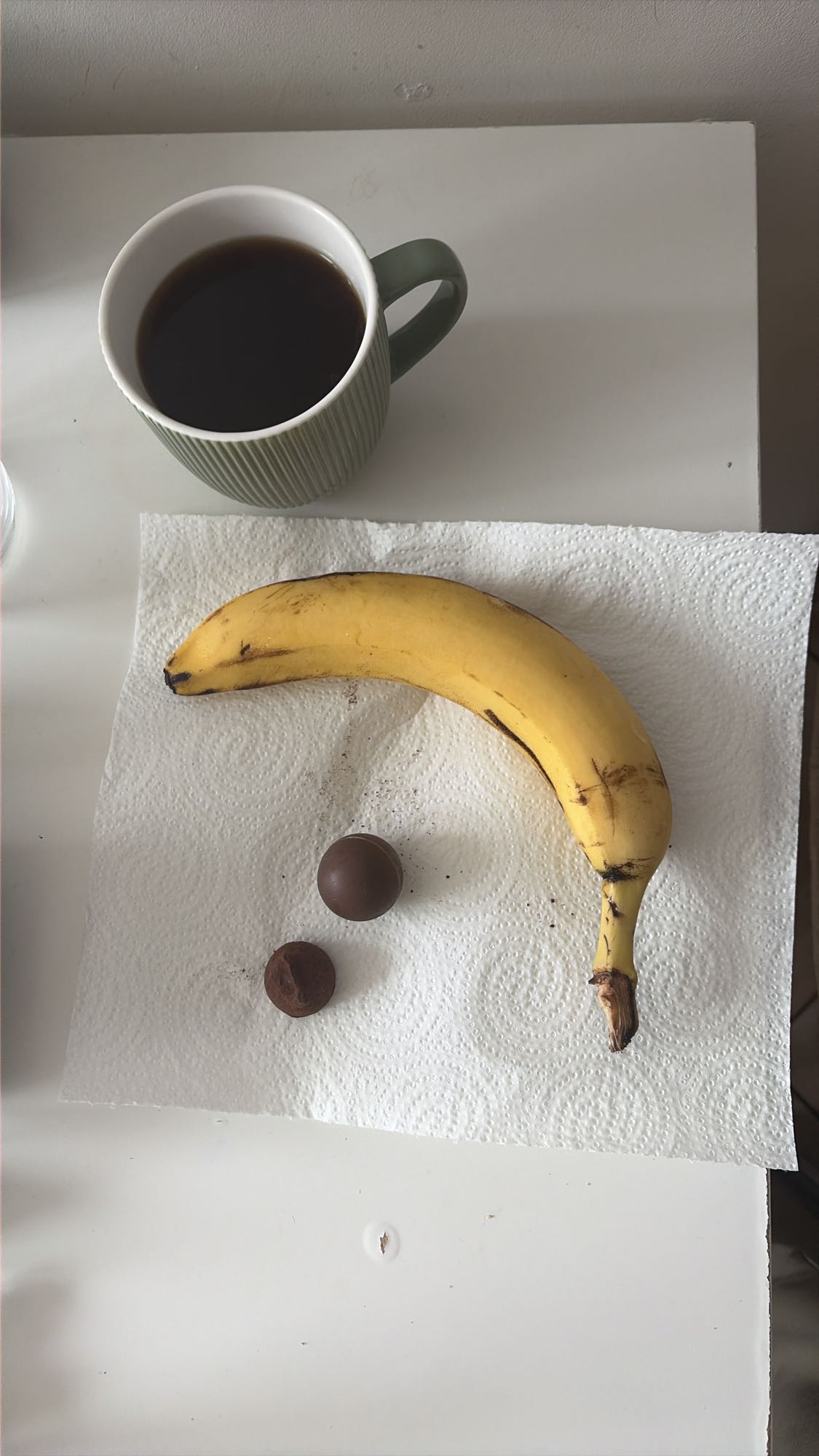 Банан, кофе и конфеты