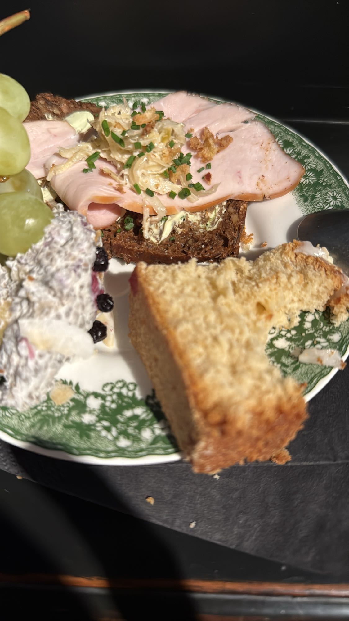 Smörgås med frukt och kaka