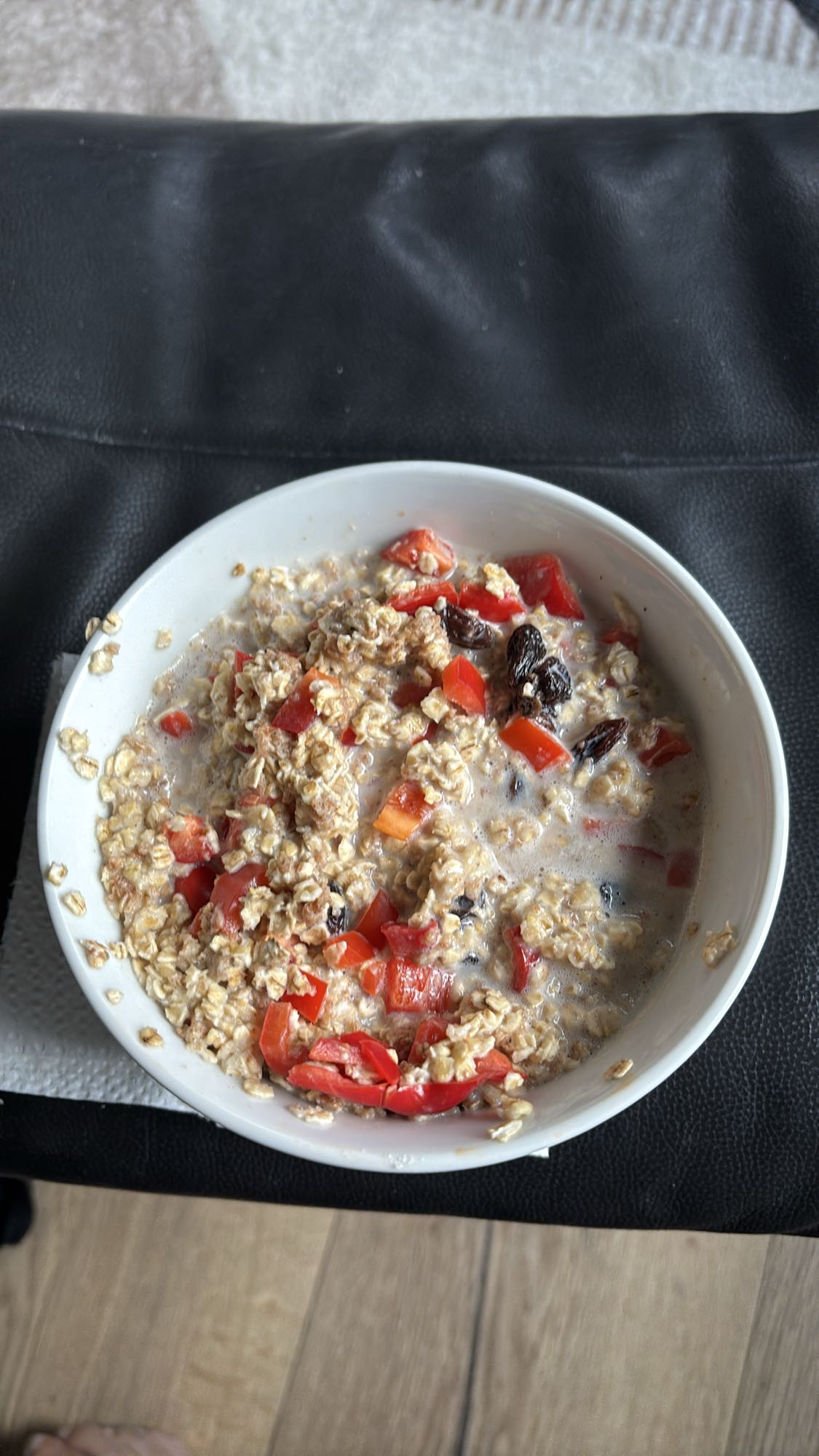 Havregrøt med paprika, rosiner og proteinpulver