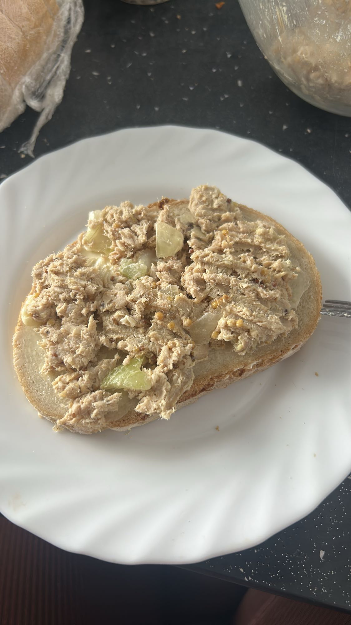 Kanapka z pastą tuńczykową