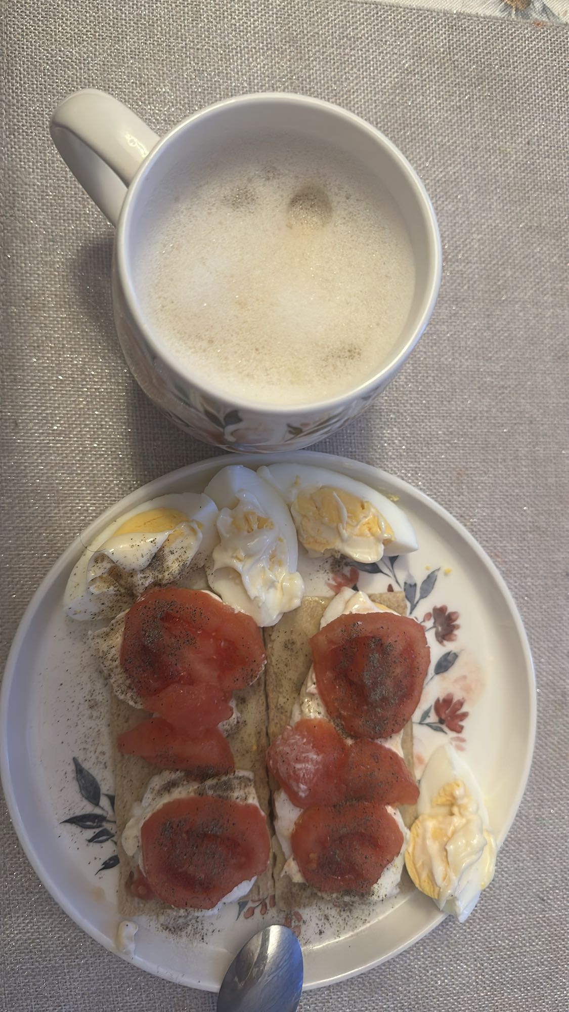 Jajka, kanapki i kawa