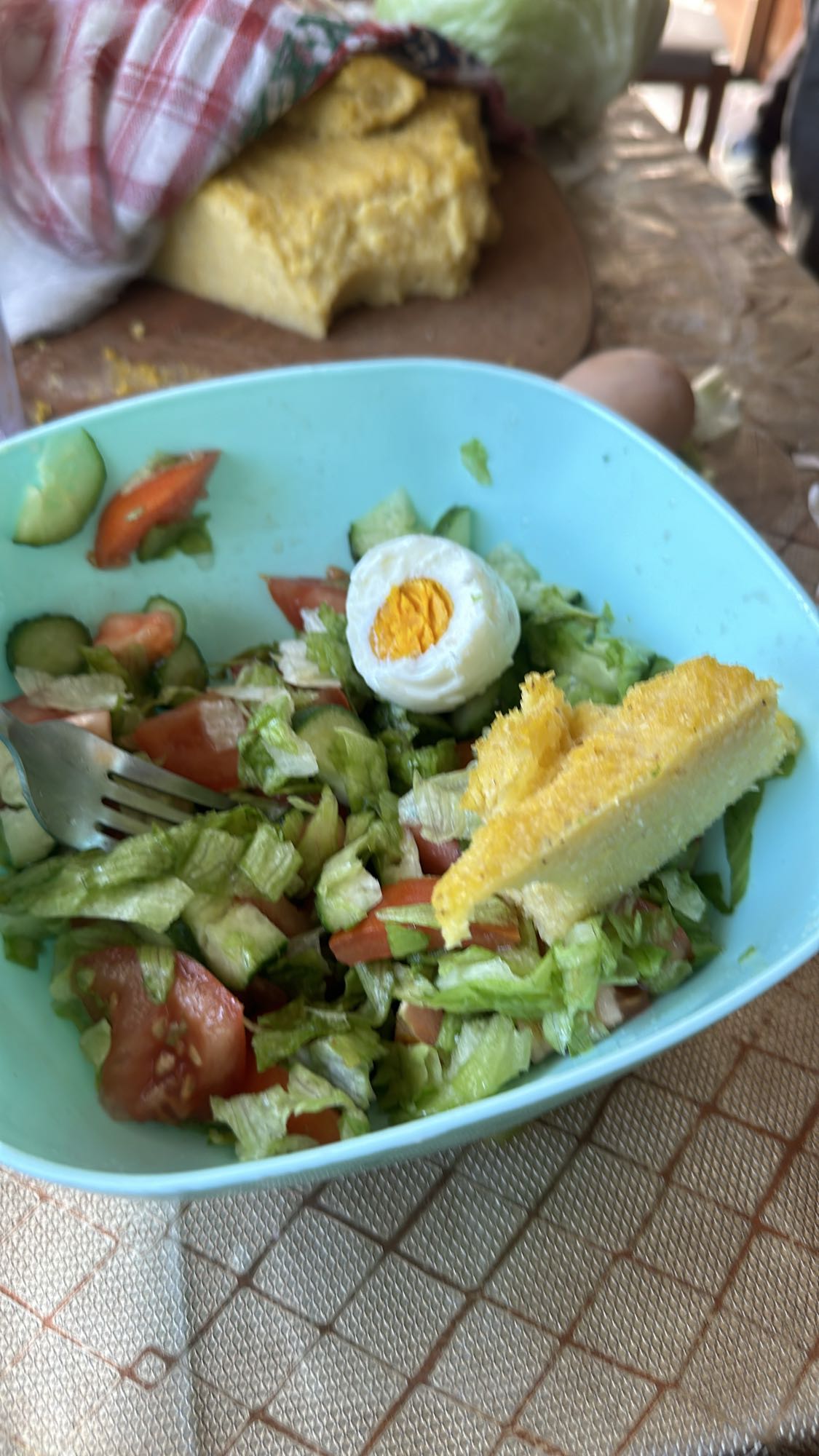 Salată cu ou și mămăligă