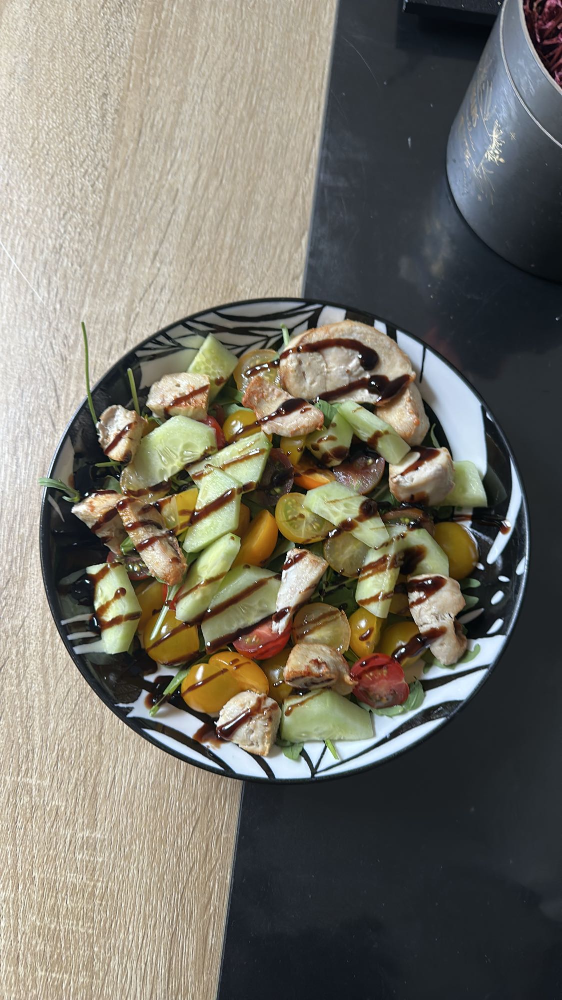 Salată cu pui și legume