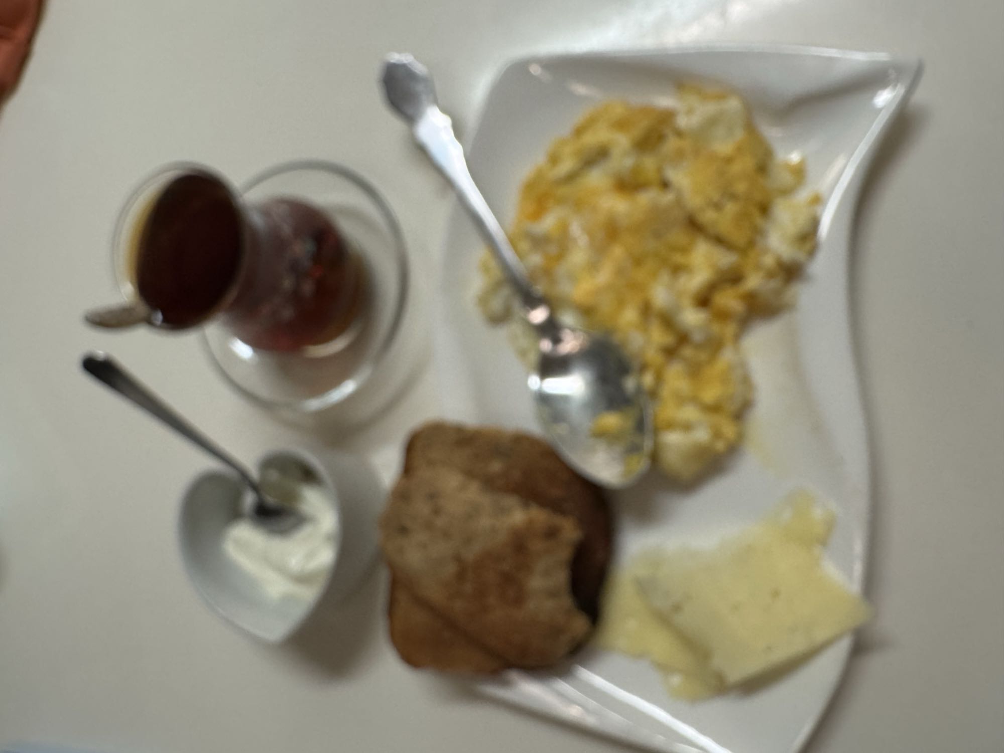 Frukost med ägg och bröd