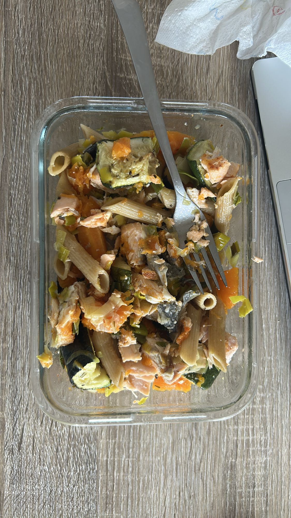 Pâtes complètes au saumon et légumes