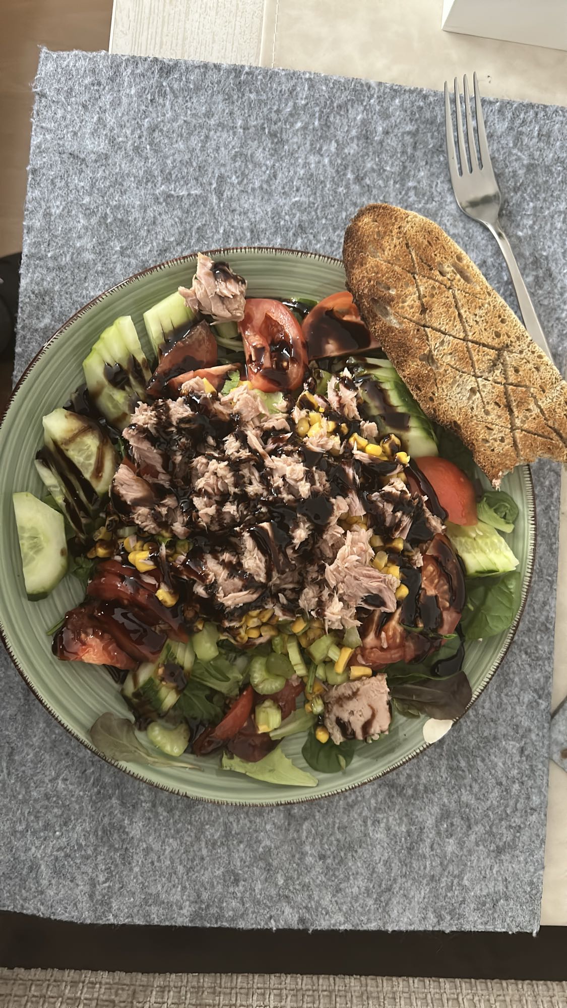 ensalada con atún y pan