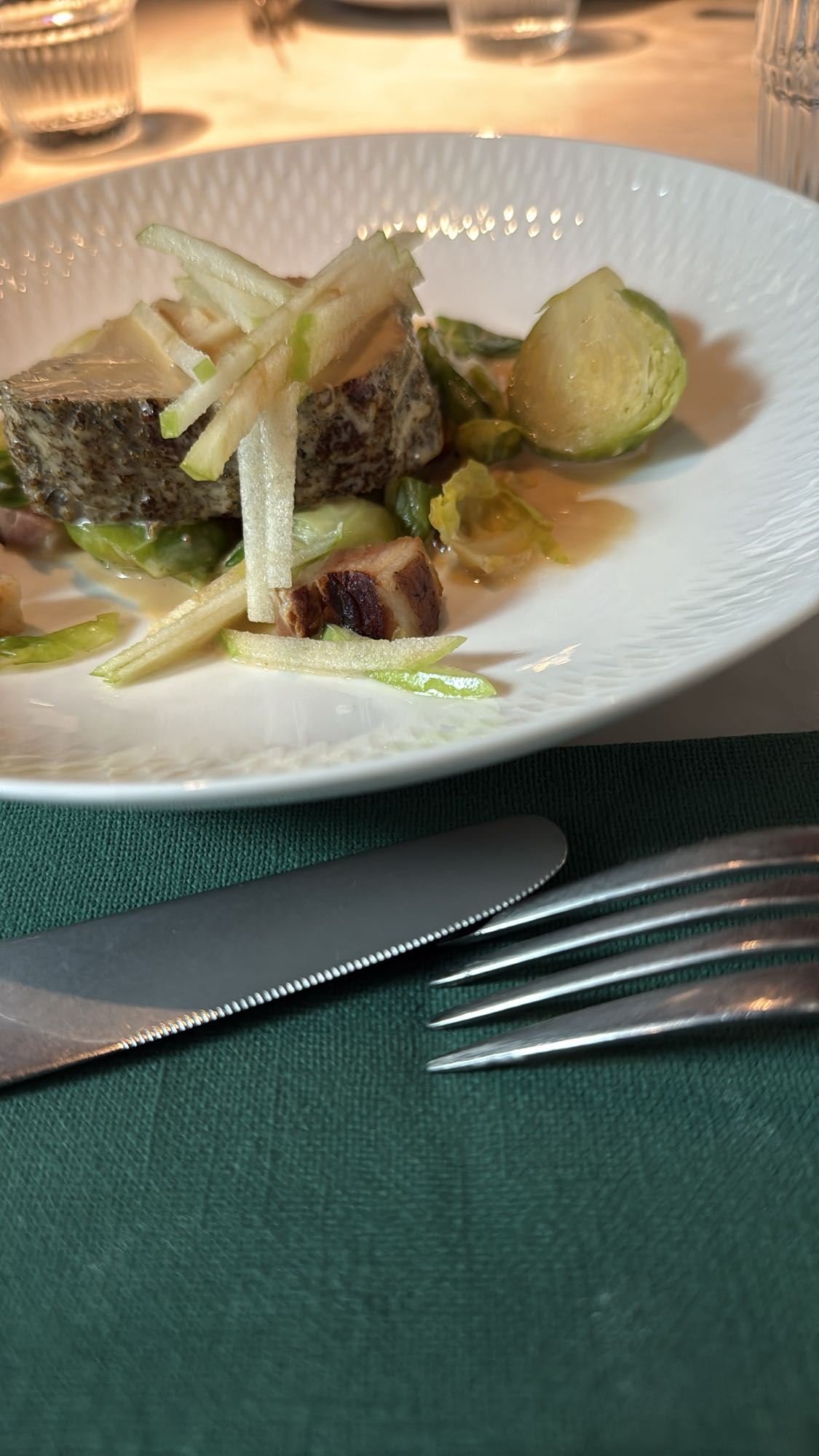 Fisk med brysselkål och äpple