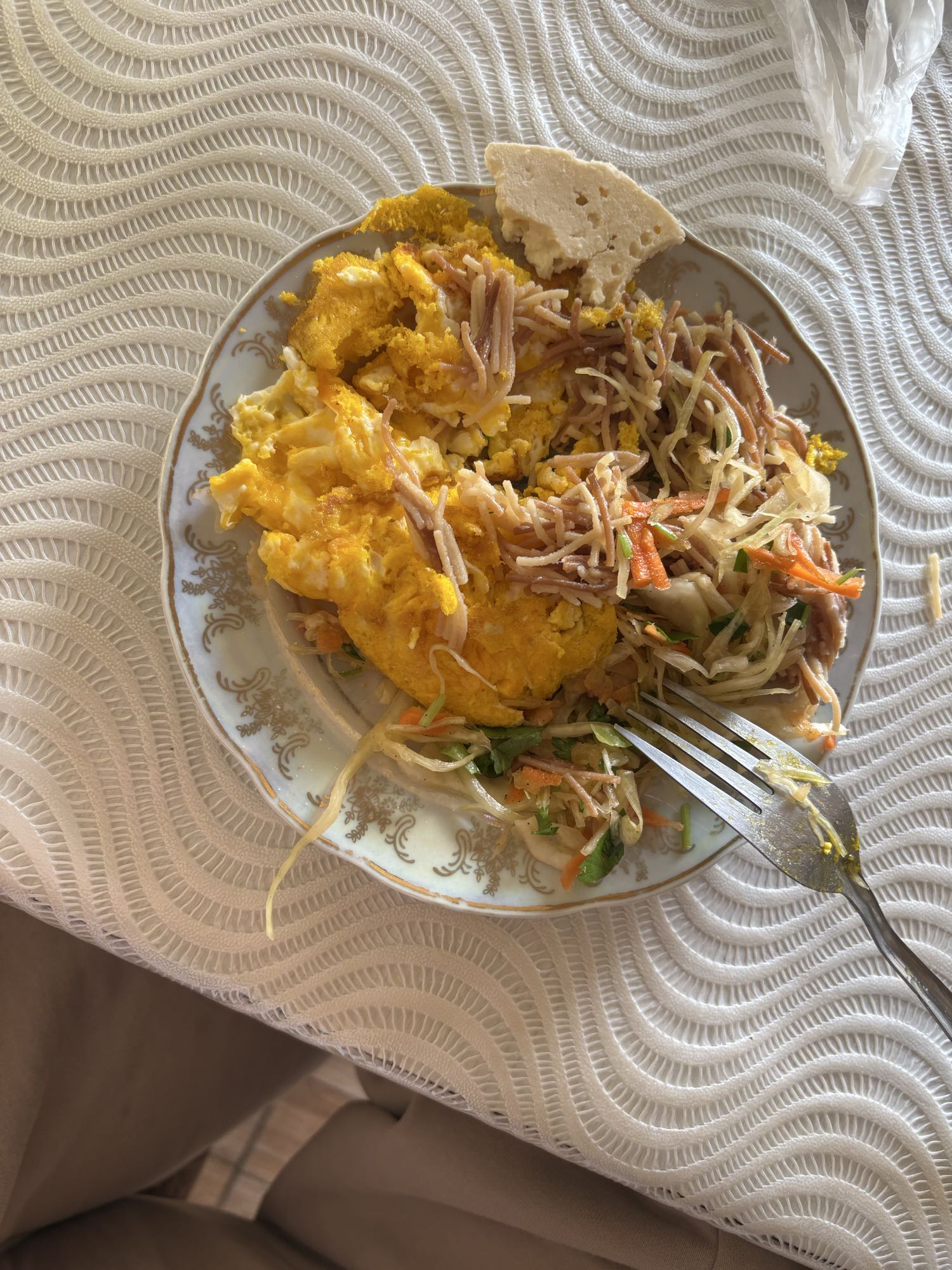 Омлет с лапшой и салатом