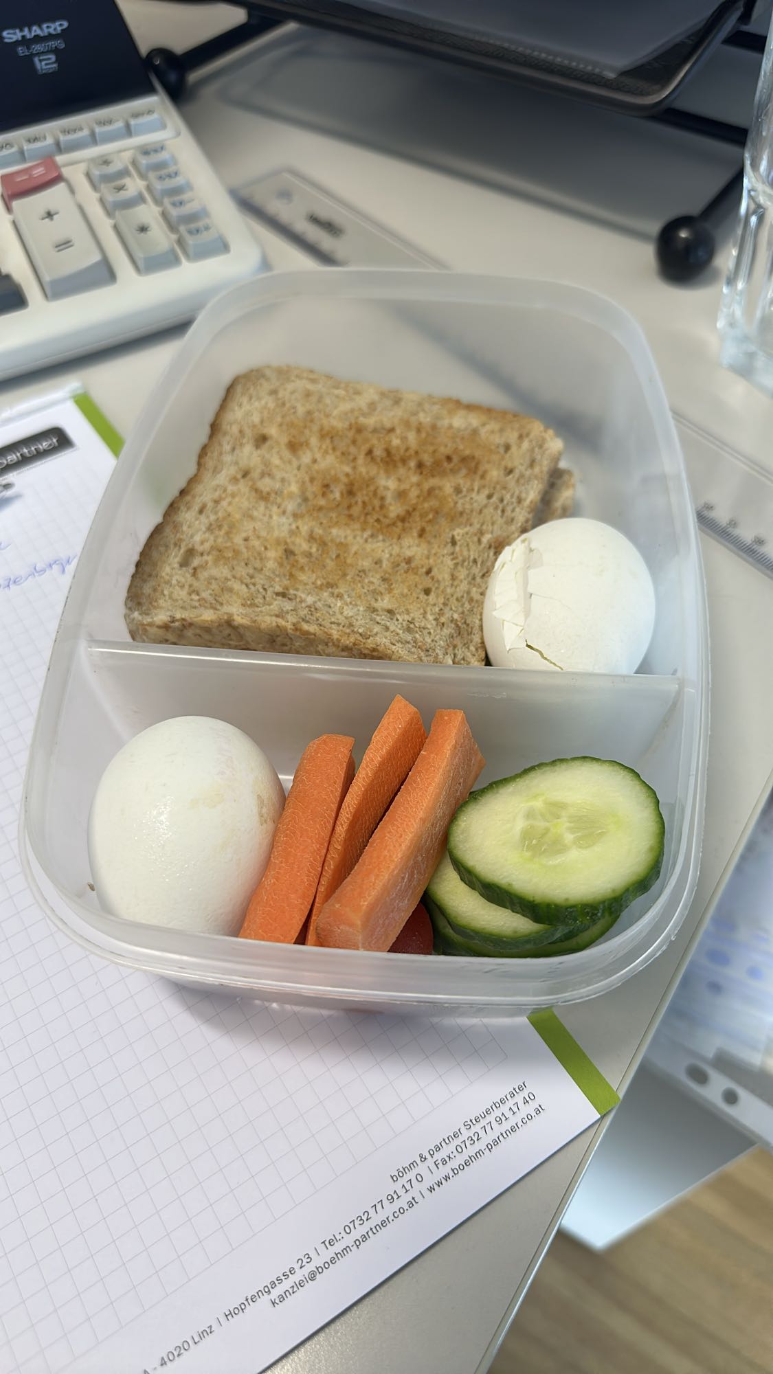 Vollkornbrot mit Ei und Gemüse