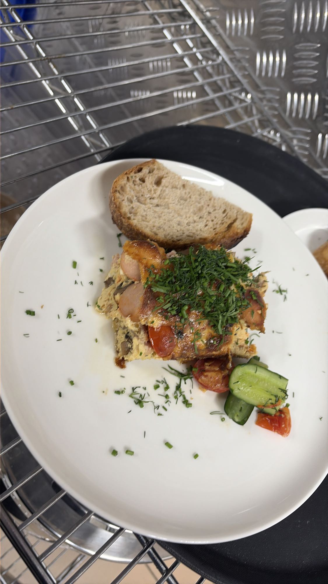 омлет с сосисками и хлебом