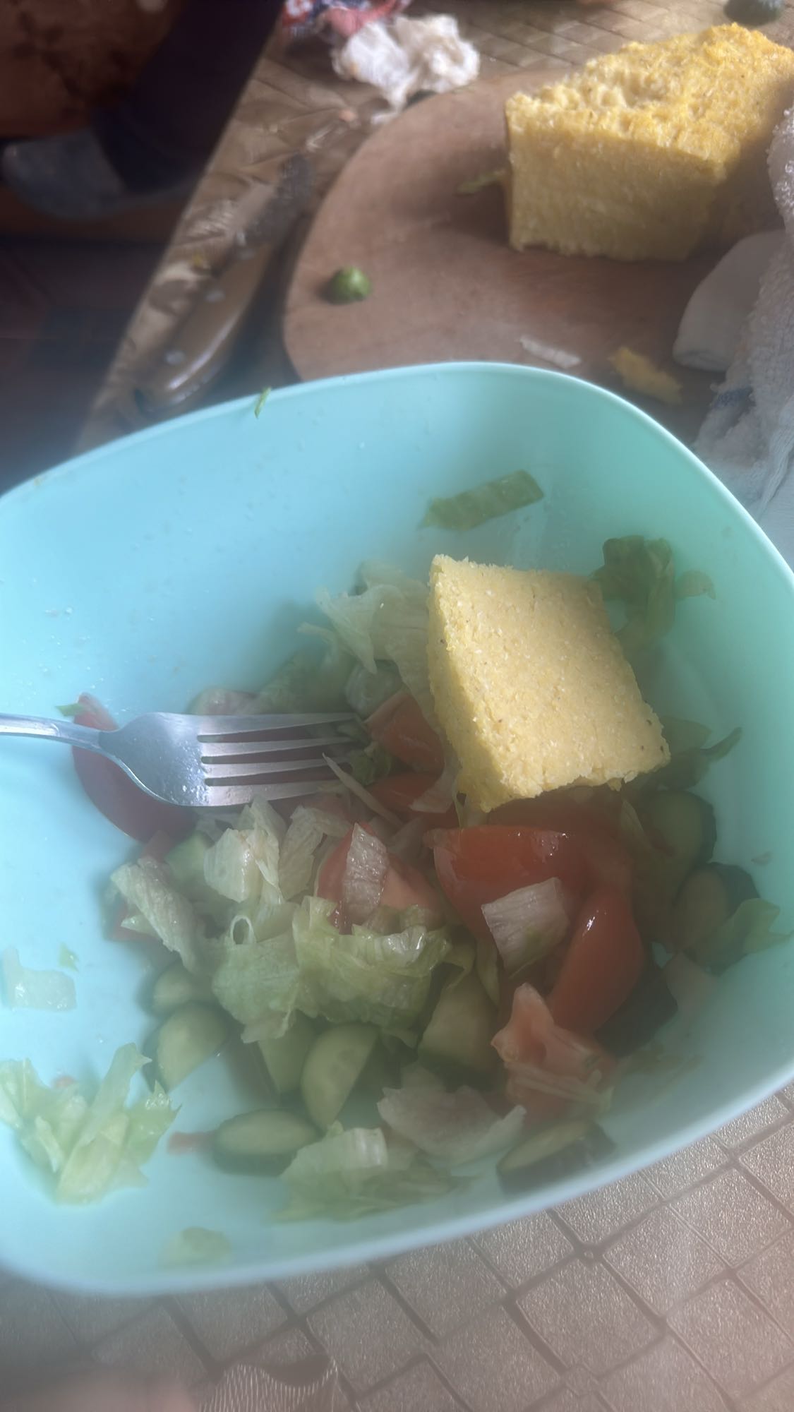 Mămăligă cu salată