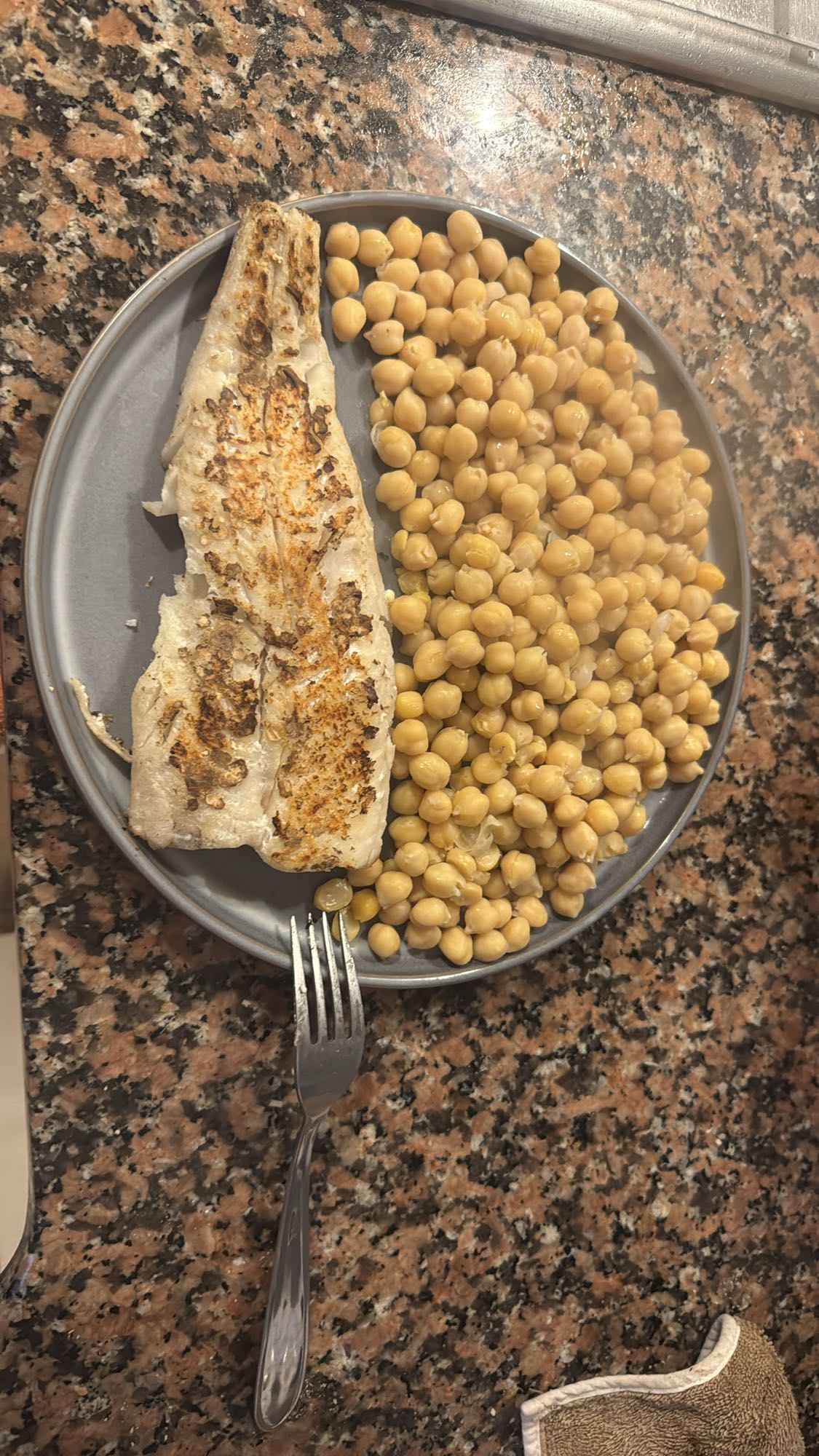 Pescado con garbanzos
