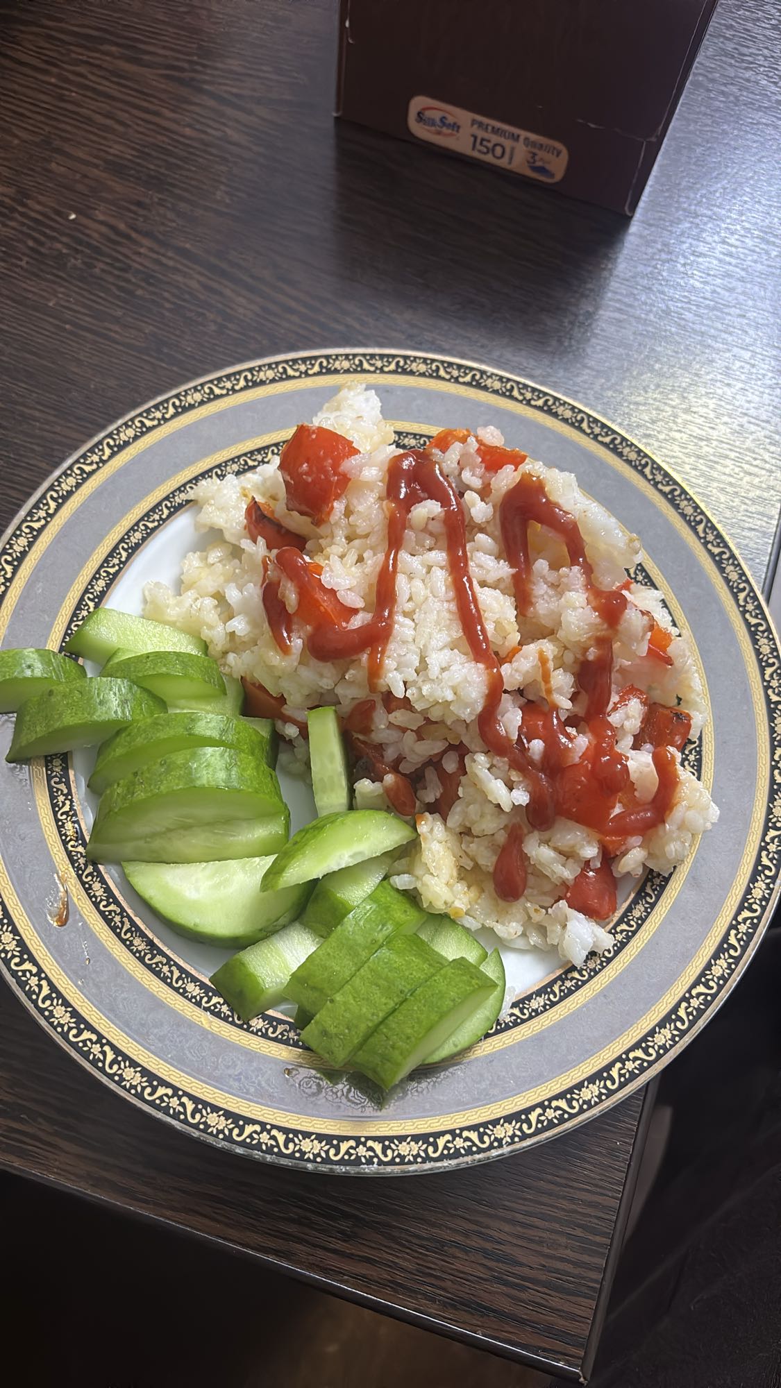 Рис с овощами и огурцом