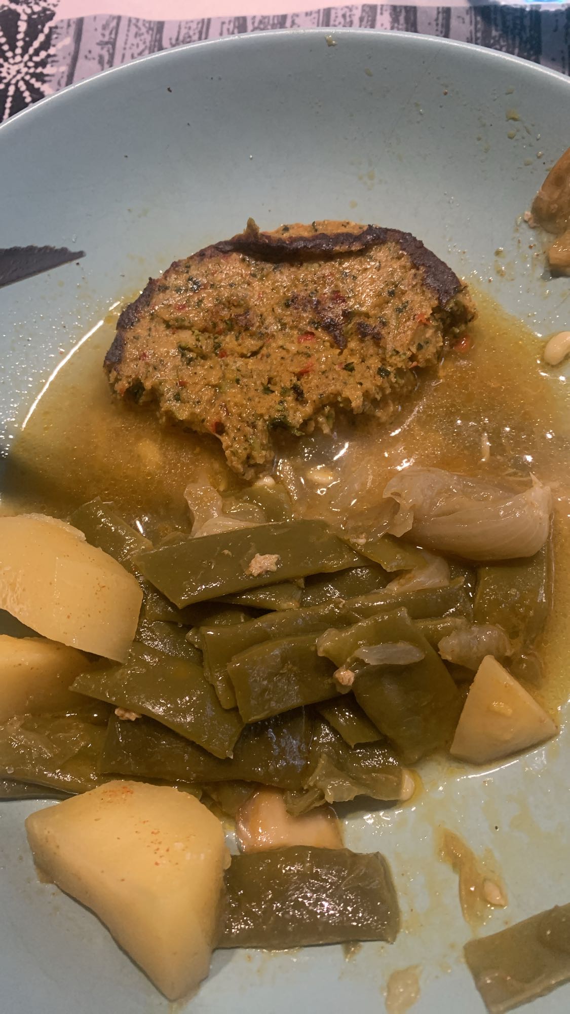 Albóndiga con nopales y papas