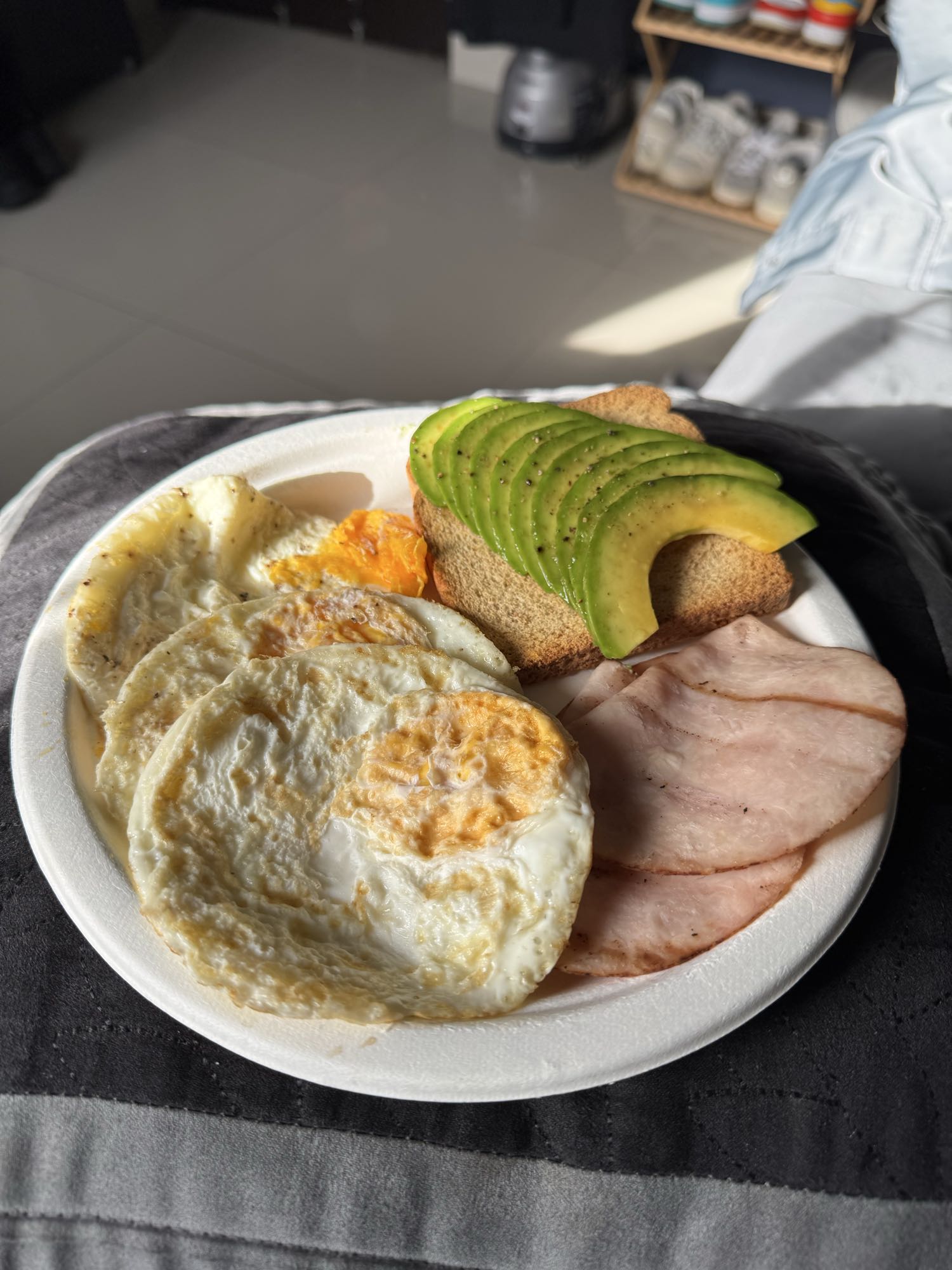 Desayuno con huevo y aguacate