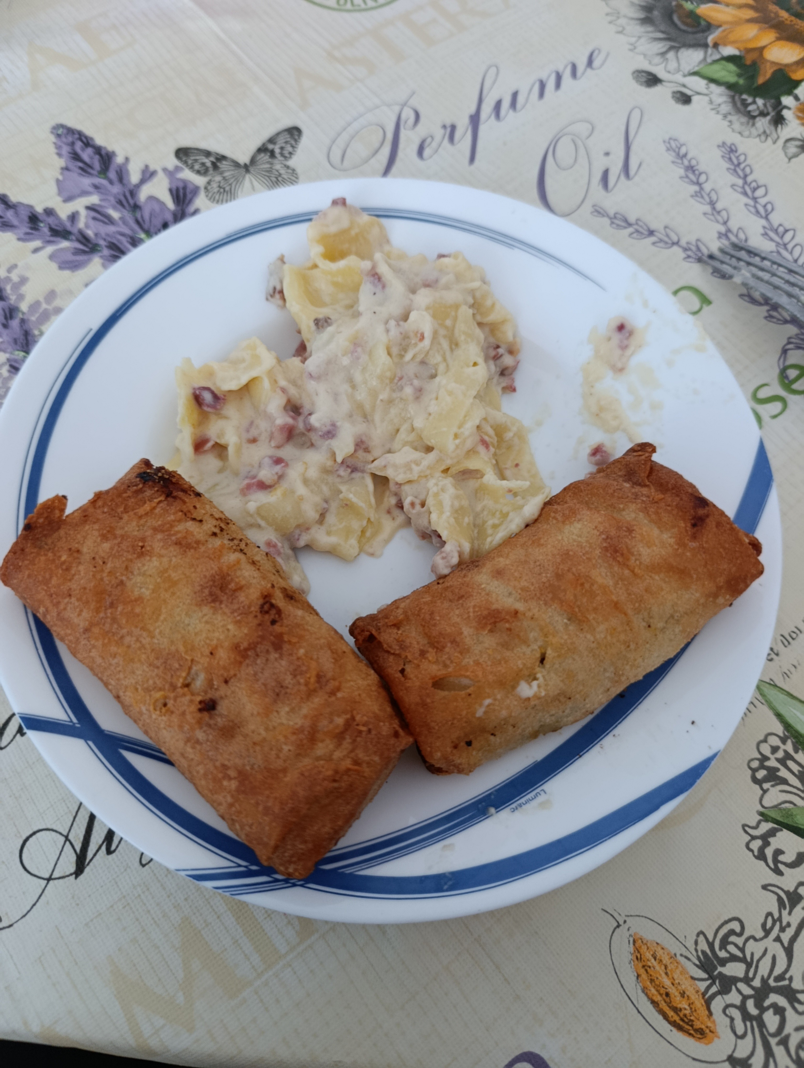 Rollitos con ensalada cremosa