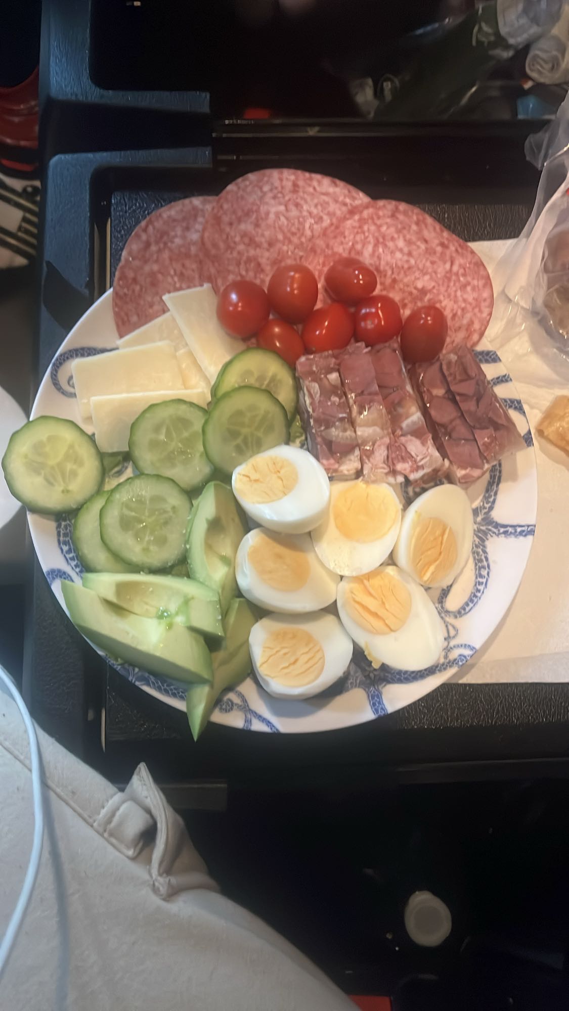 Platou rece cu ouă și legume