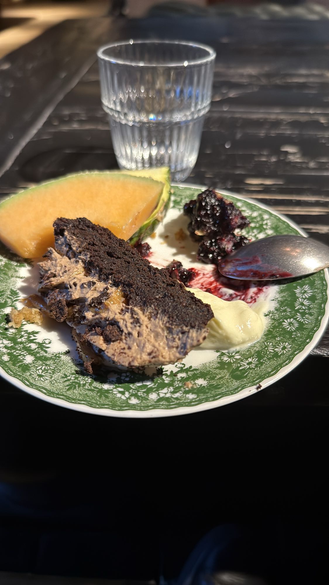 Chokladtårta med frukt