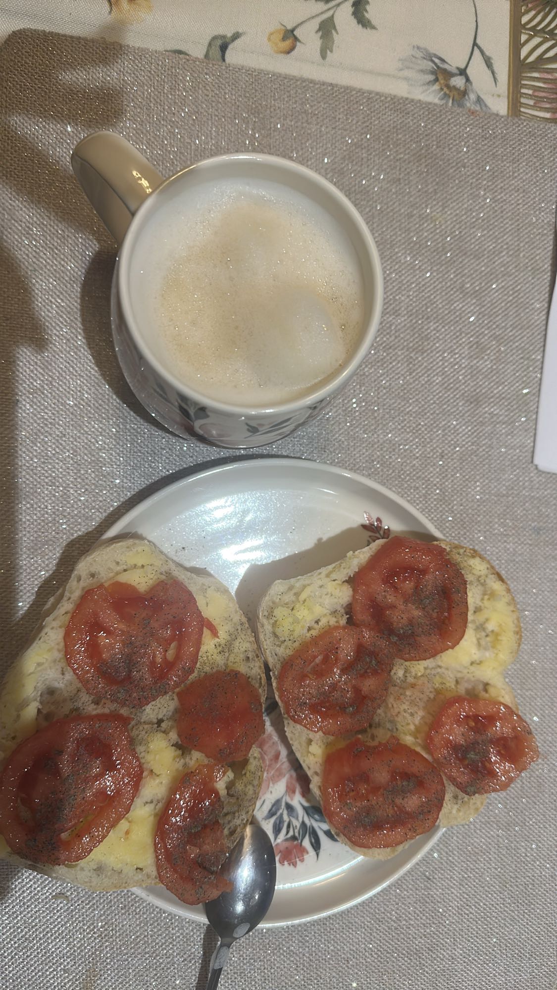 Bułka z pomidorem i kawa