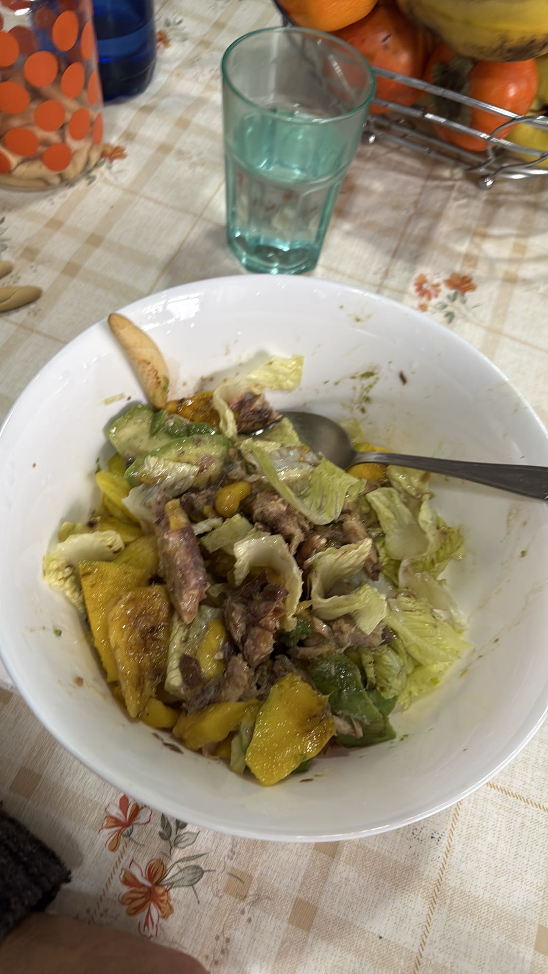 Ensalada con carne y mango