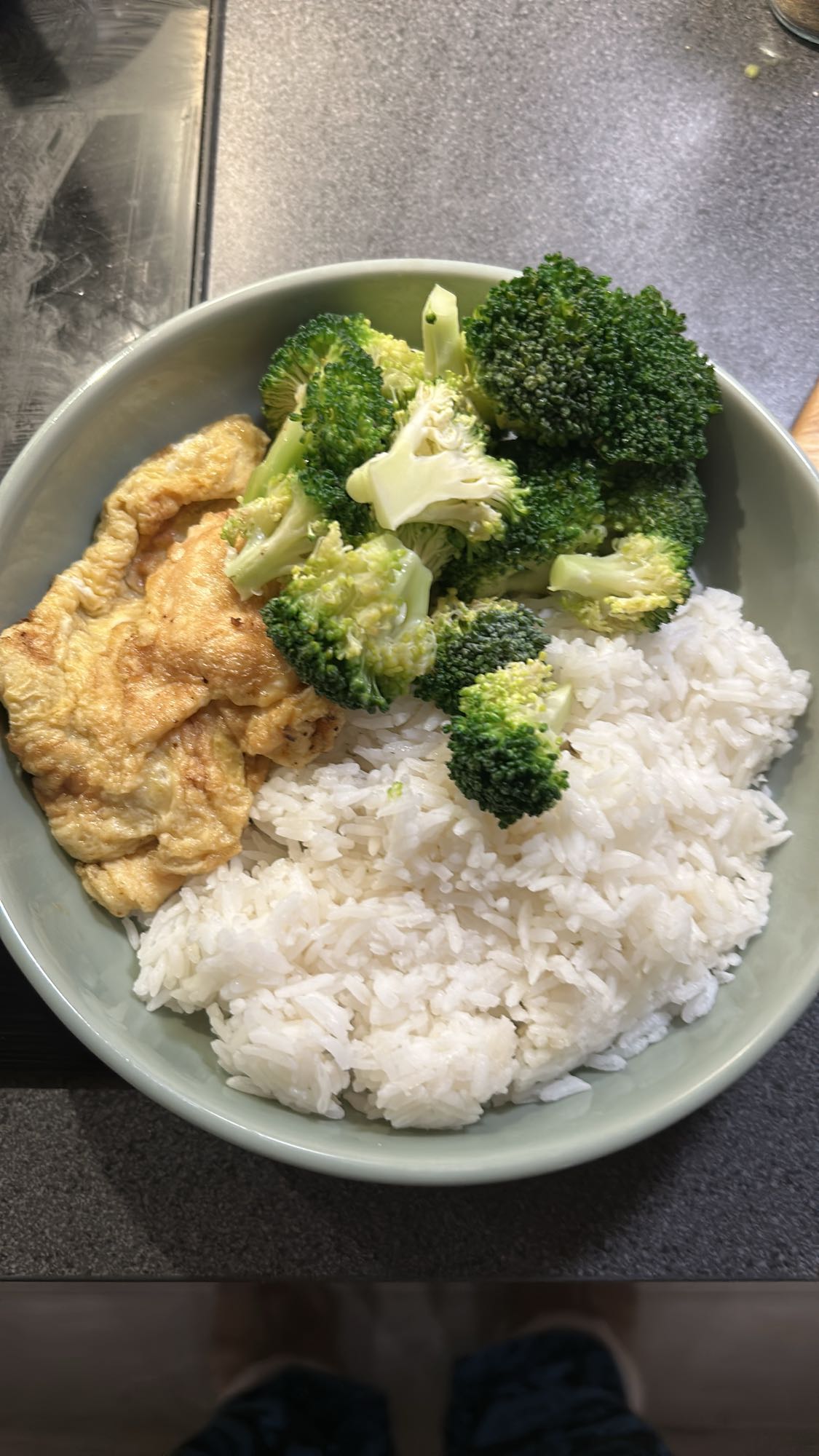 Ris, omelett og brokkoli