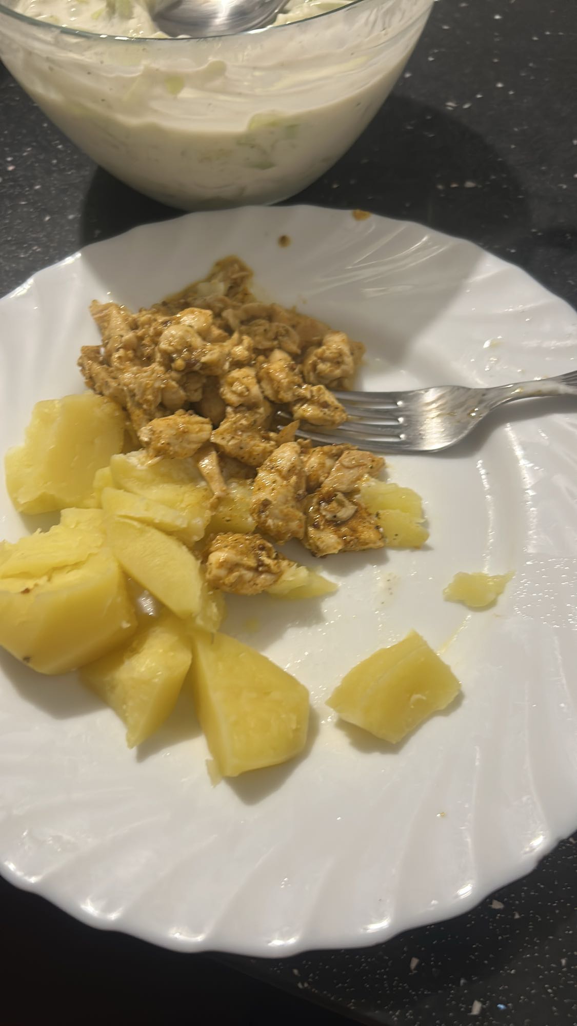 Kurczak z ziemniakami i sosem