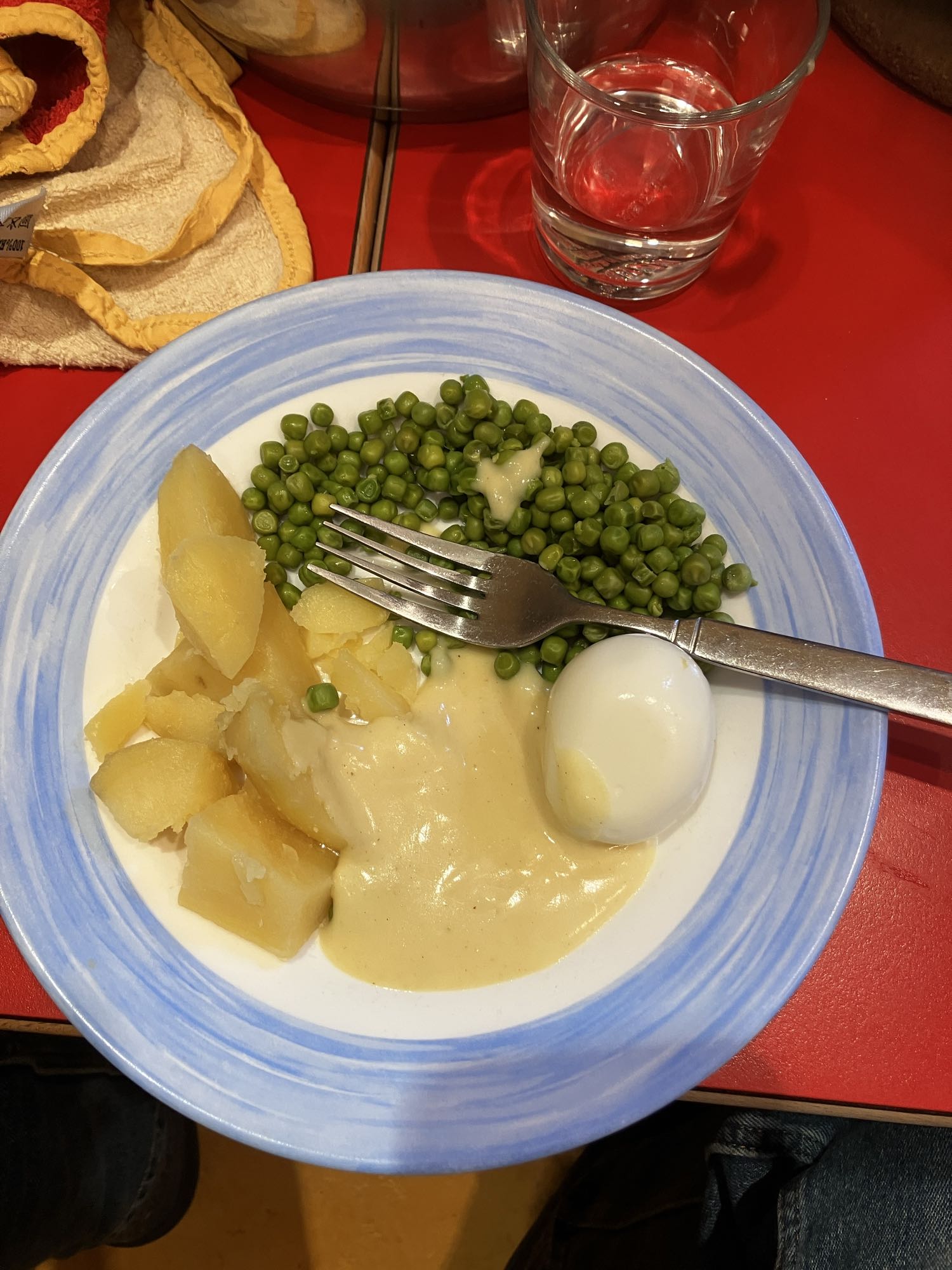 Ovo com batata e ervilhas