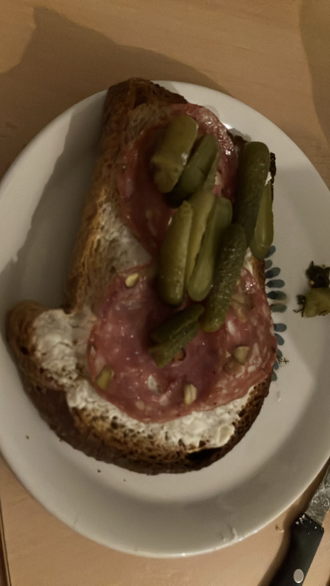 Torrada com salame e pickles