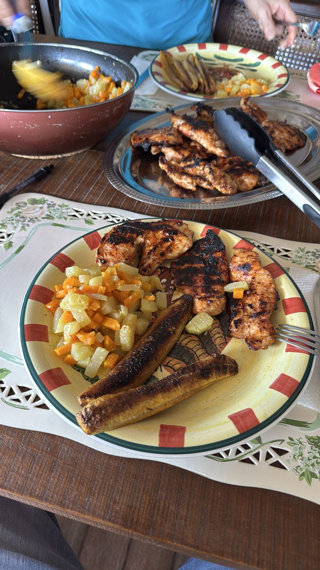 Pollo a la parrilla con plátano