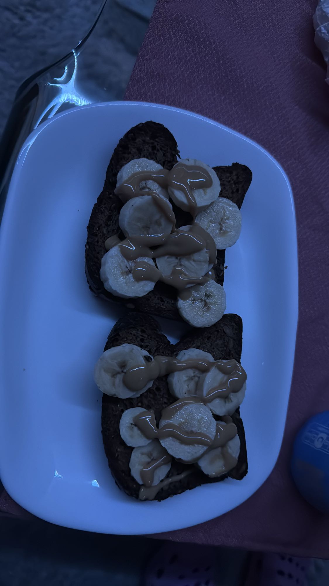 Tostadas de plátano y crema de cacahuate