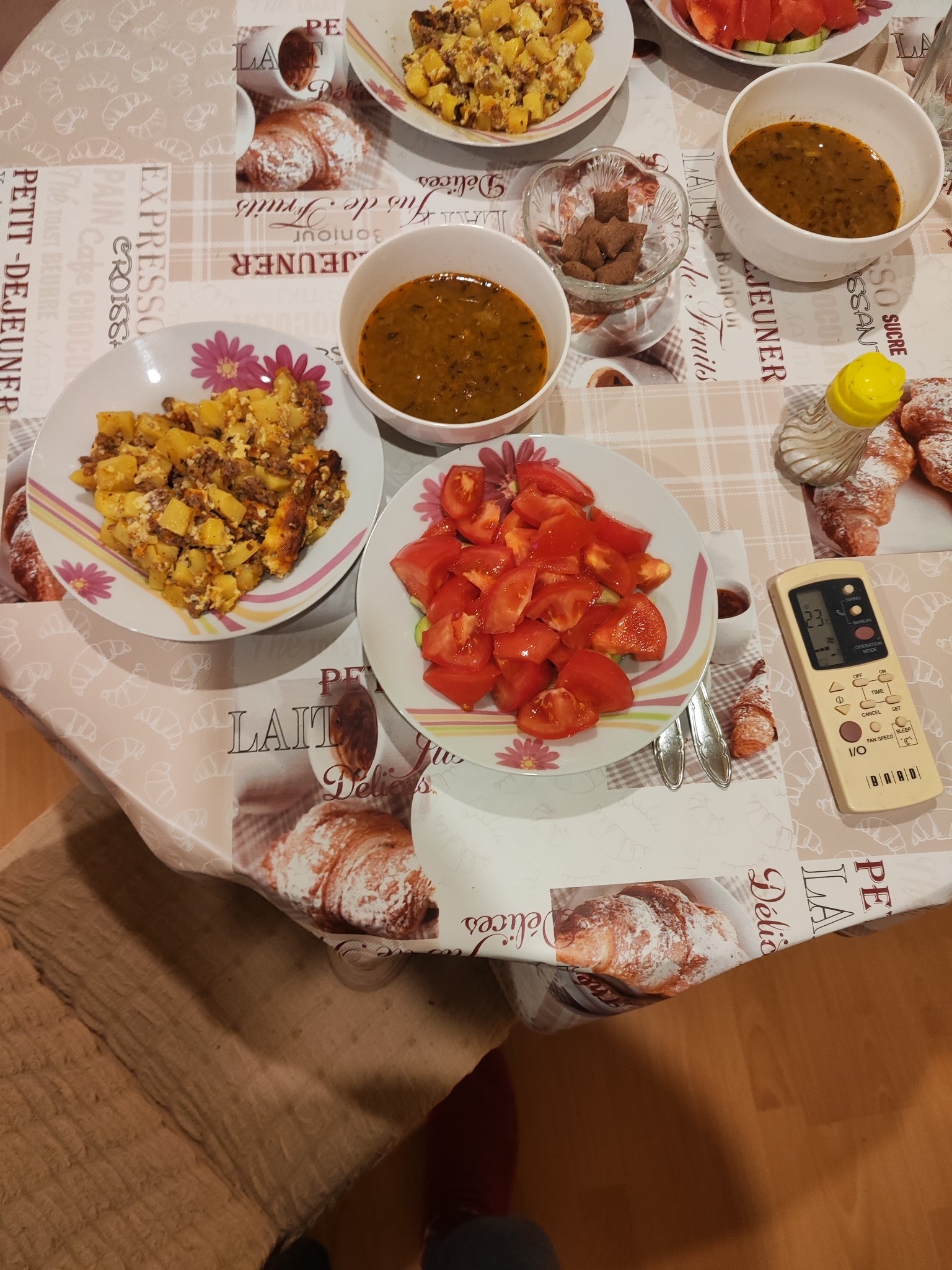Potato egg hash & tomato salad