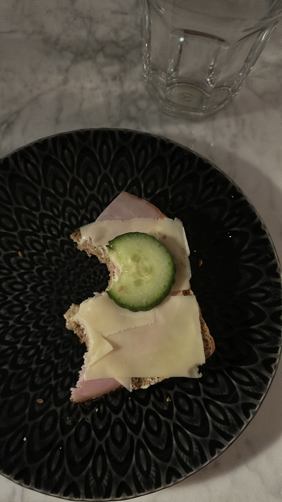 Ost och skinksmörgås