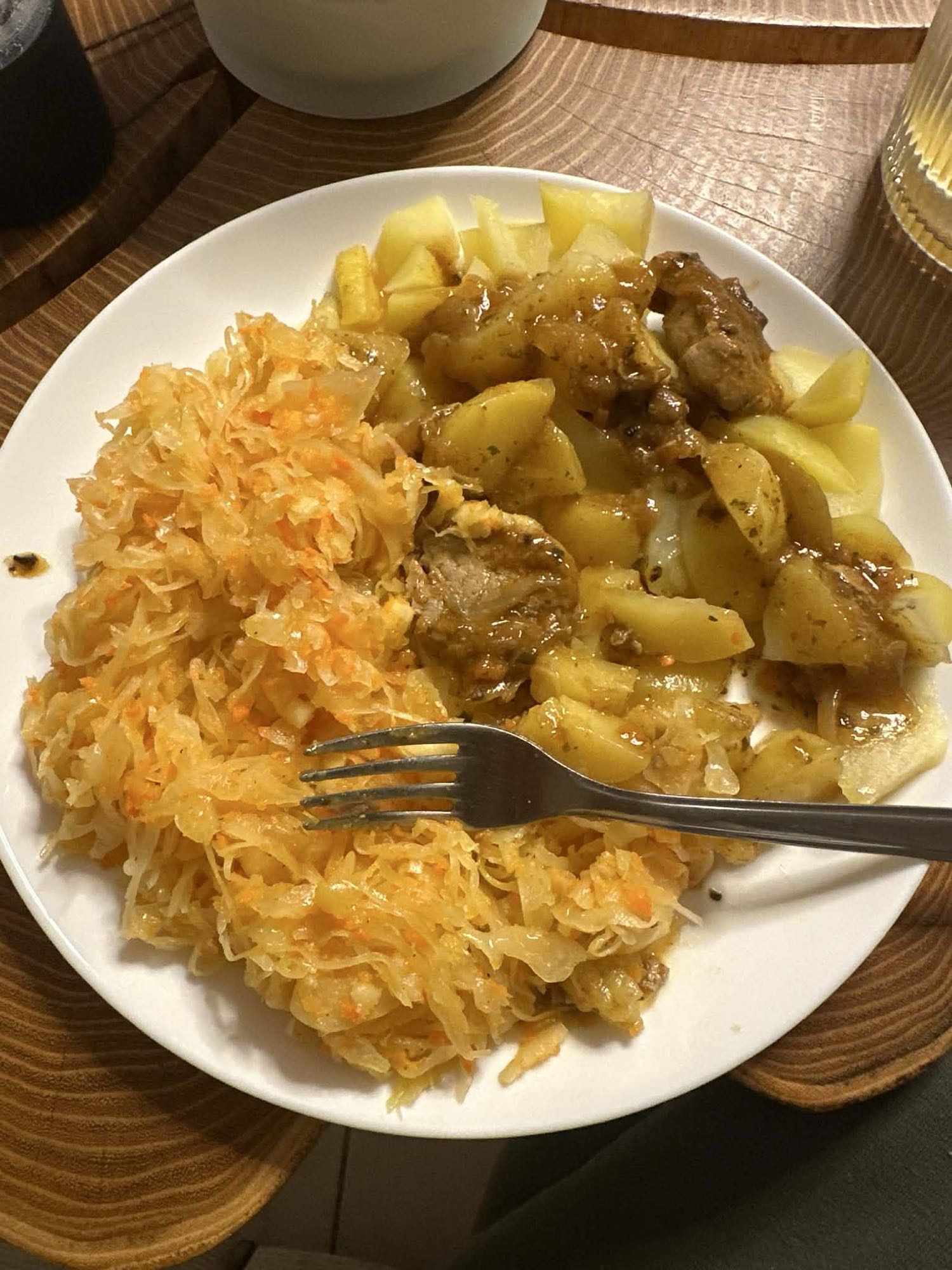 Gulasz z ziemniakami i surówką