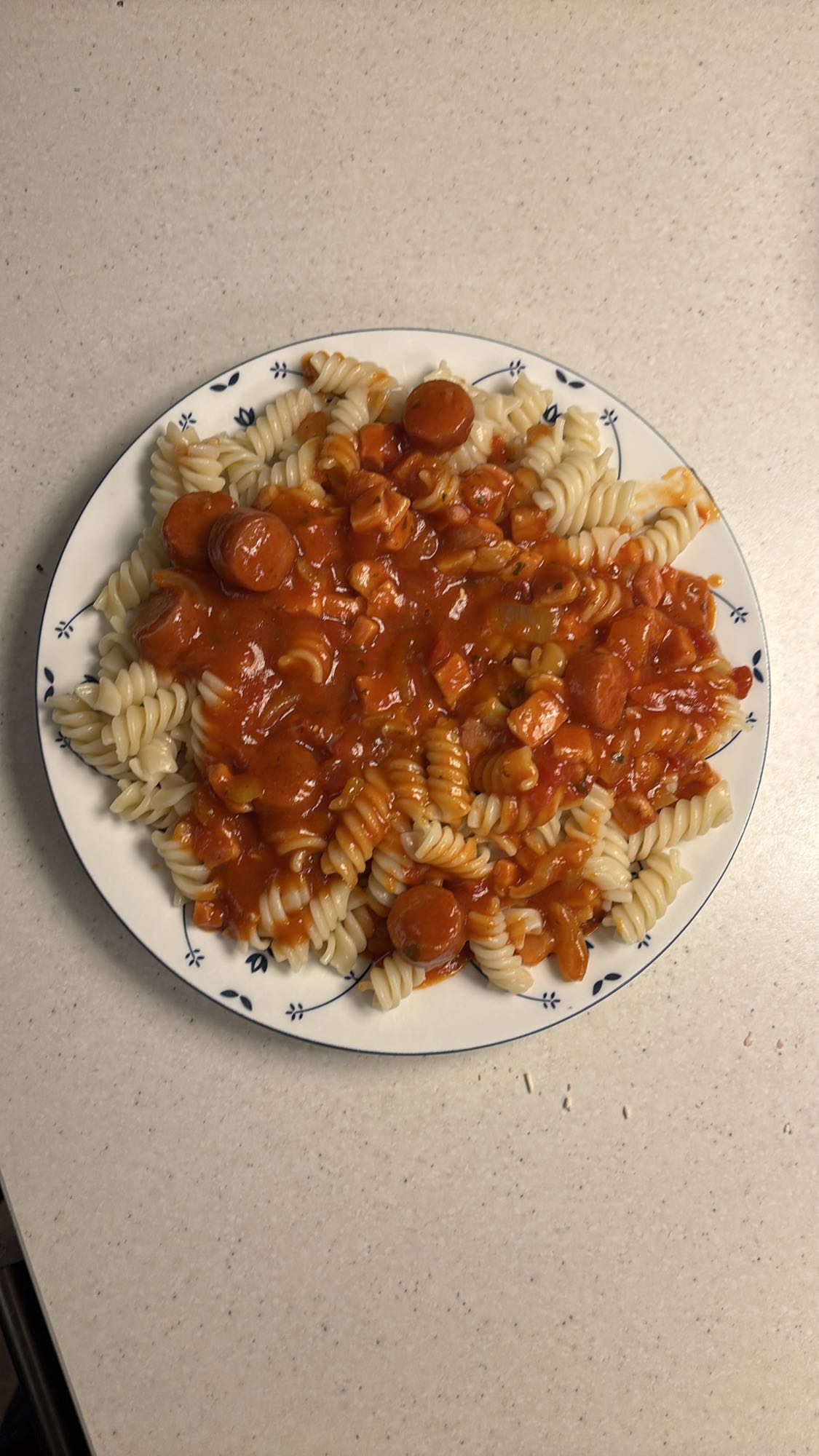 Pasta med pølse, saus og skinke