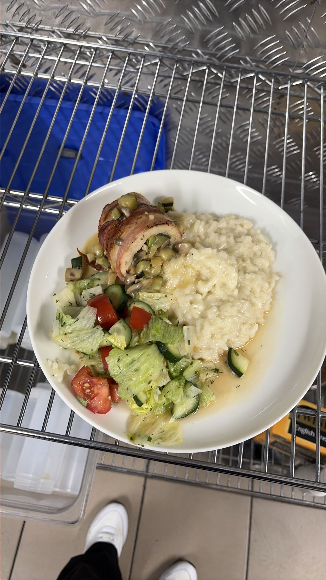 Курица с ризотто и салатом