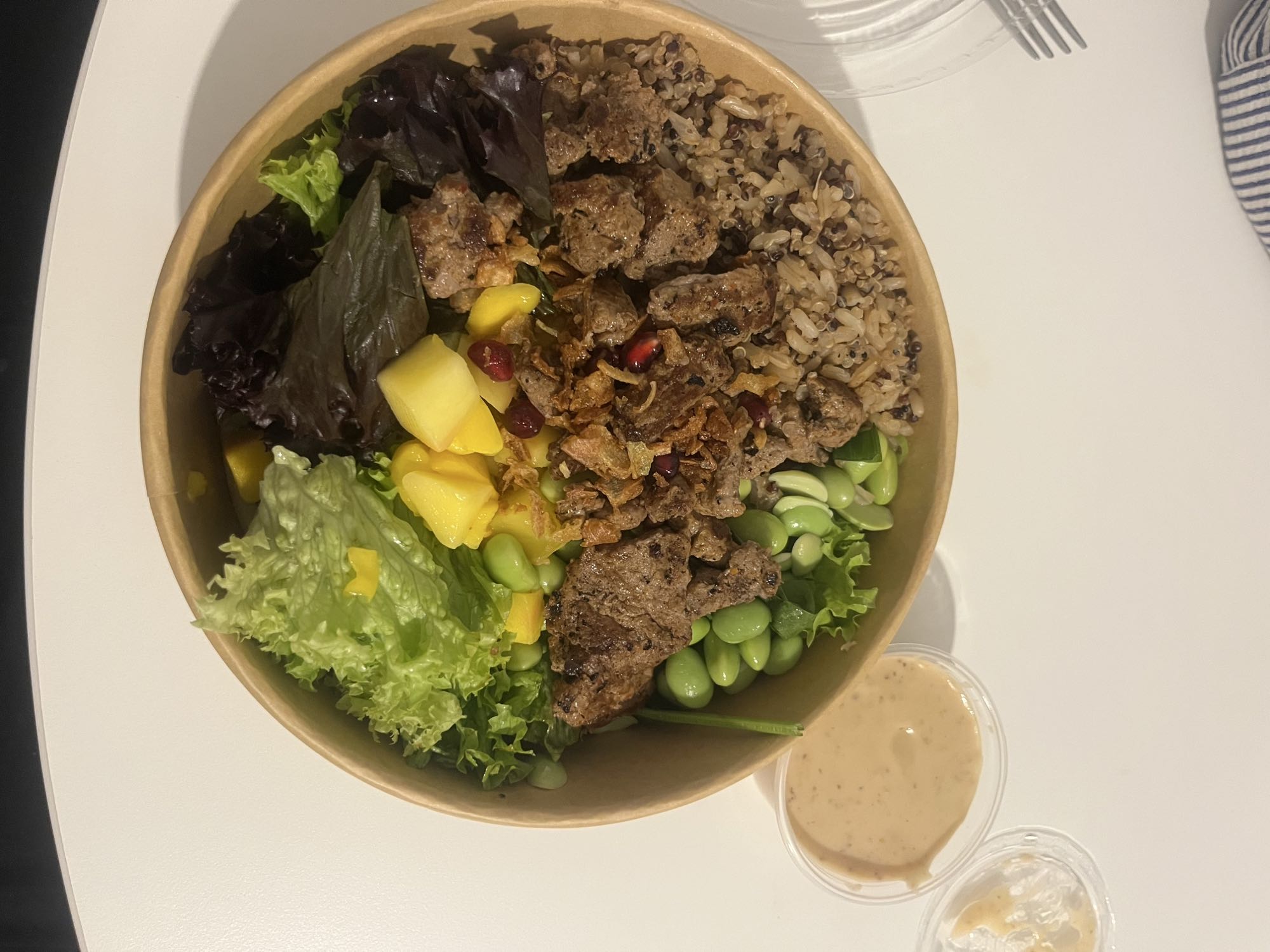 Bowl met rundvlees en mango