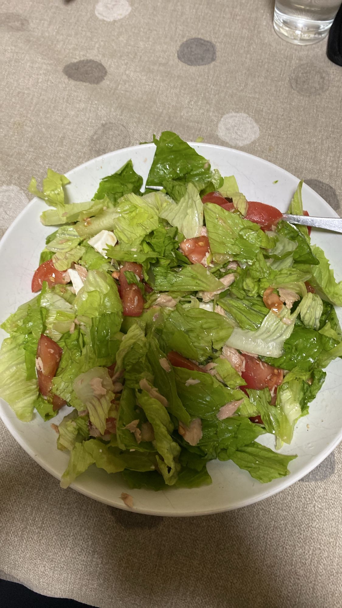 Ensalada de atún, lechuga, queso de cabra y jamón