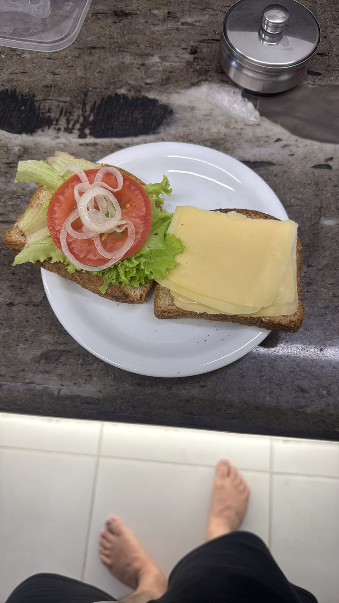 Sanduíche de queijo e salada