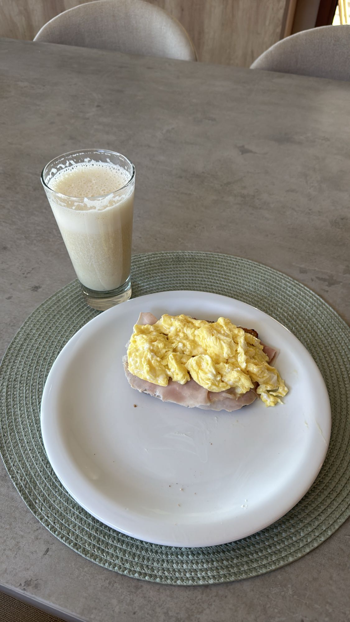 Tostada con huevo y licuado
