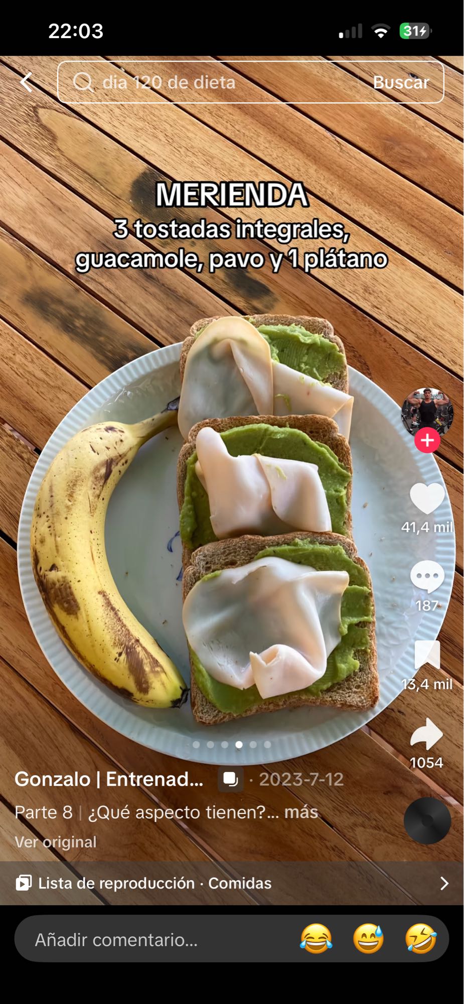 Tostadas integrales con guacamole, pavo y plátano