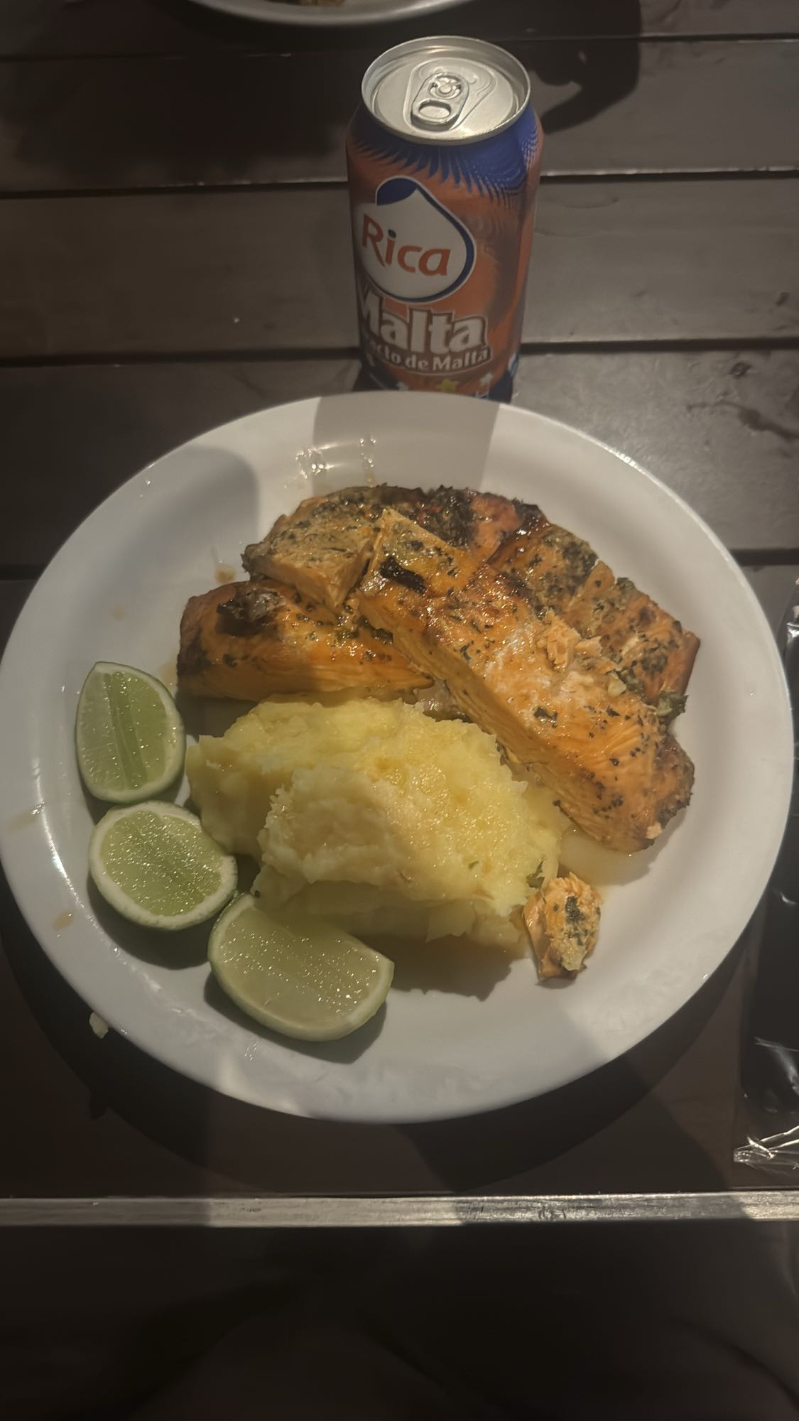 salmón con puré y malta