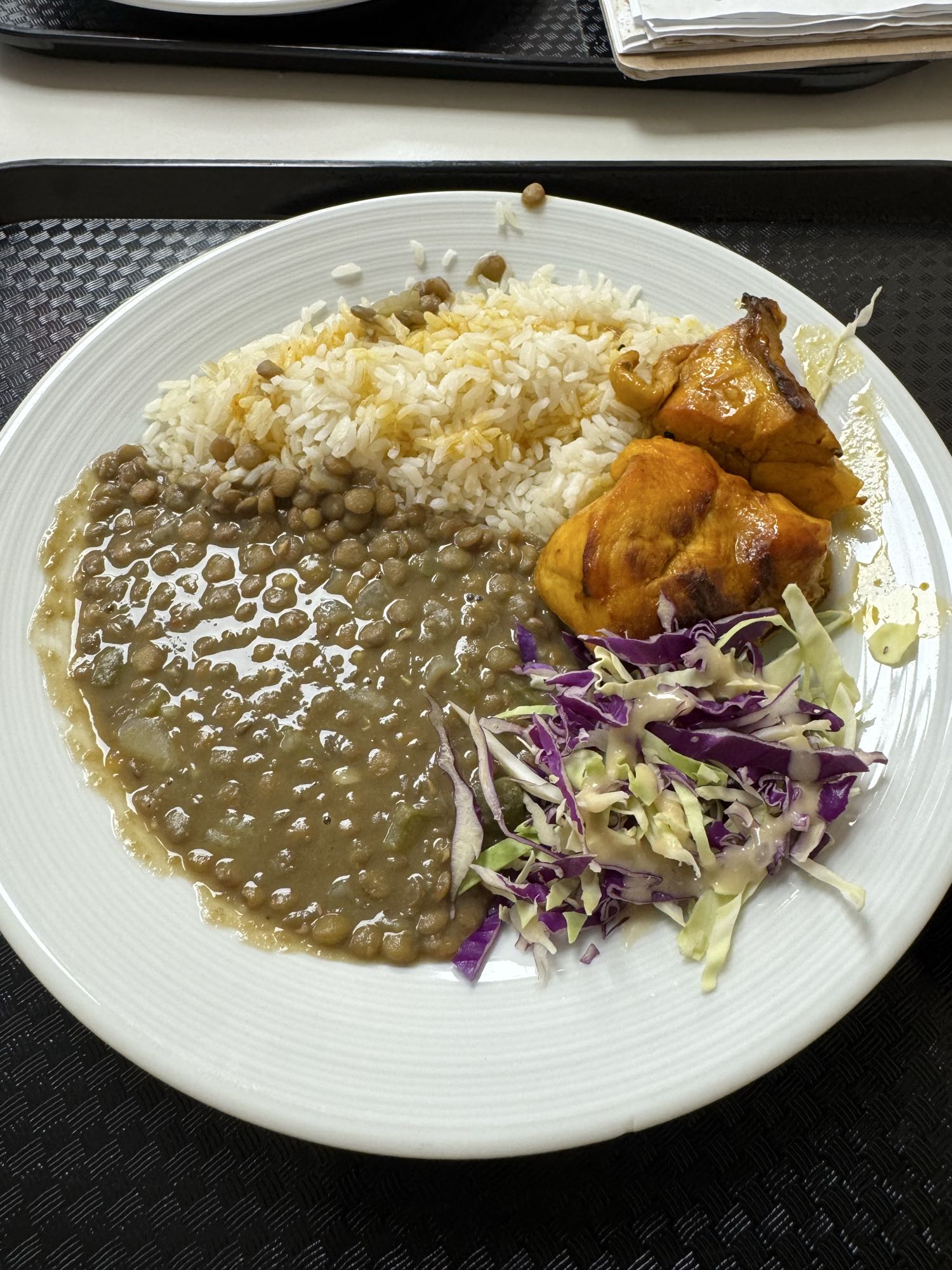 Pollo, arroz, lentejas y ensalada