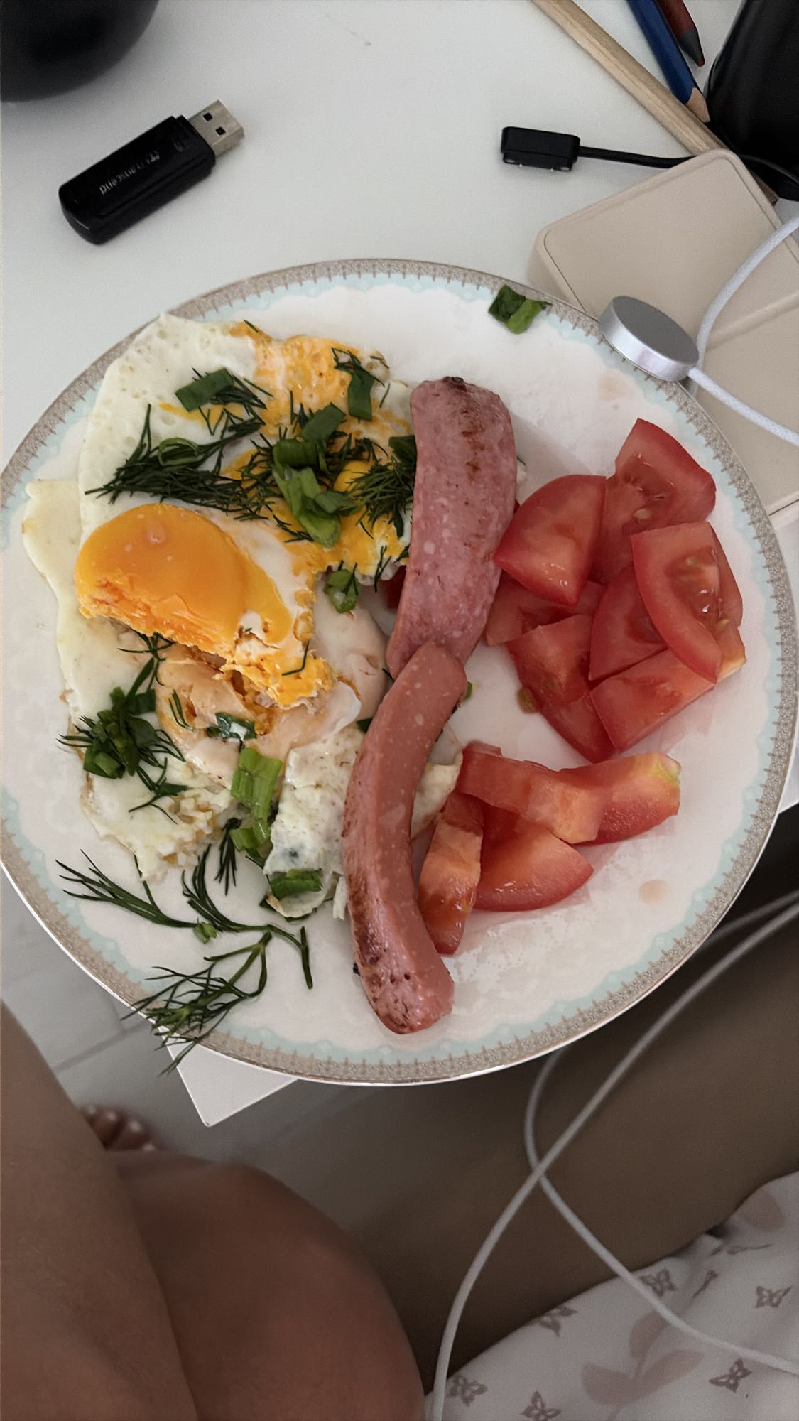 Яичница с сосиской и томатом